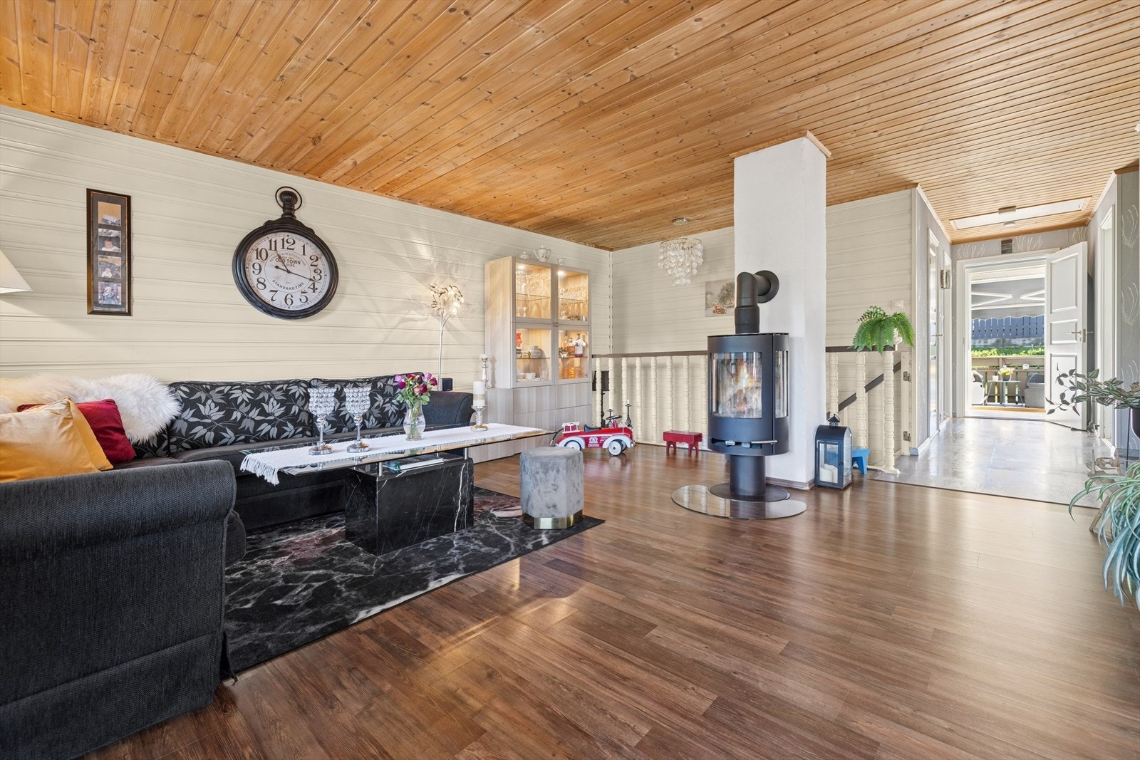 Hovedinngangen i hovedetasjen gir enkel plass til å henge fra seg yttertøy, og har en enkel tilgang til de øvrige rommene i etasjen. Galleribilde