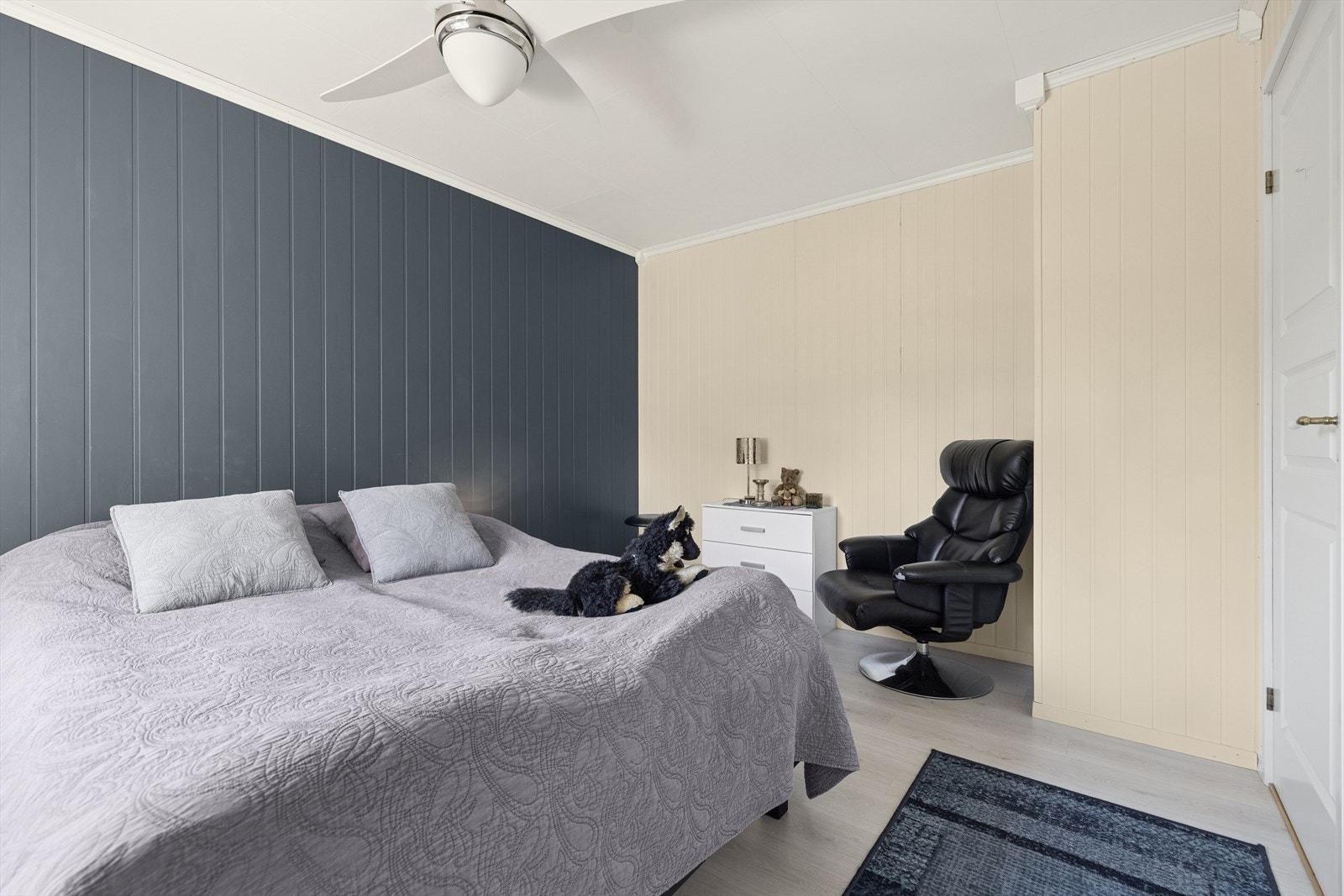 Hovedsoverommet i hovedetasjen har god plass til dobbeltseng og garderobeløsning. Galleribilde