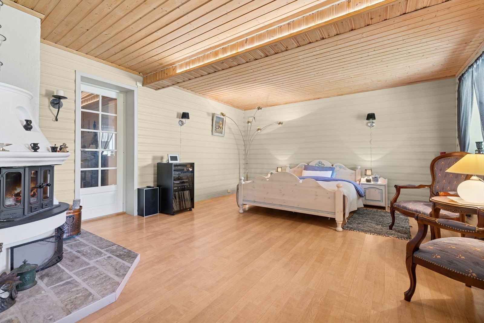 Rommet er i dag møblert som et ekstra soverom/kjellerstue, men det er ikke søkt bruksendret til varig oppholdsrom. Galleribilde