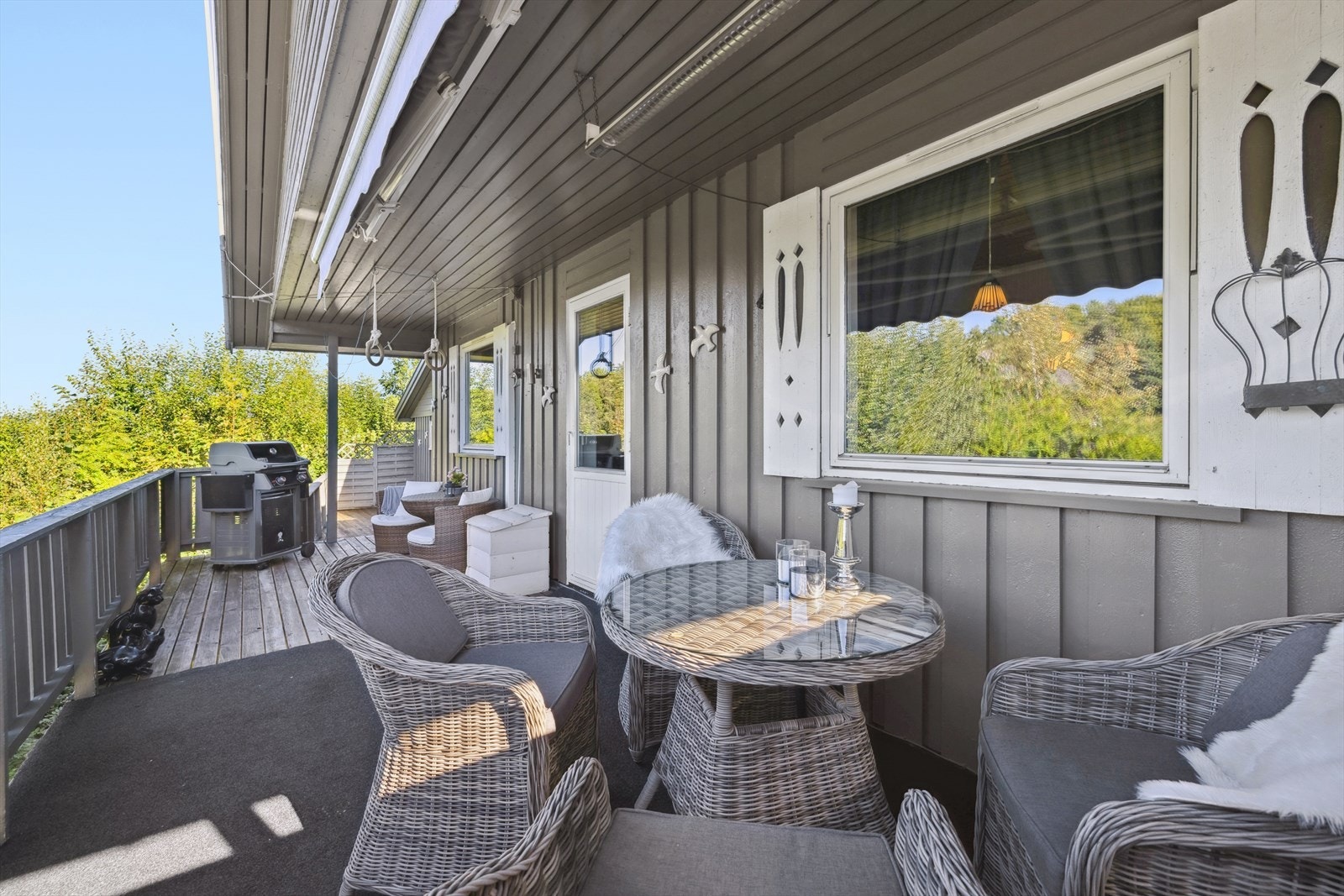 Boligen har en romslig terrasse utstyrt med markiser, perfekt for å nyte de lange sommerkveldene. Galleribilde