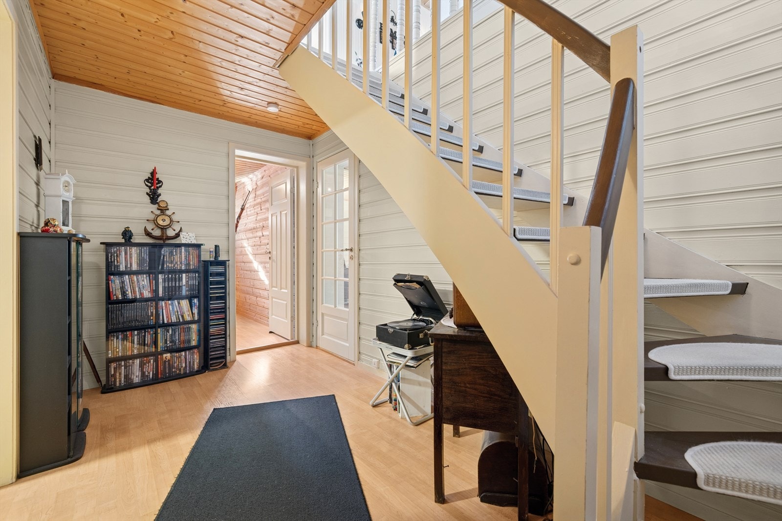 Underetasjen er romslig i størrelsen og gir boligen flere muligheter. Galleribilde