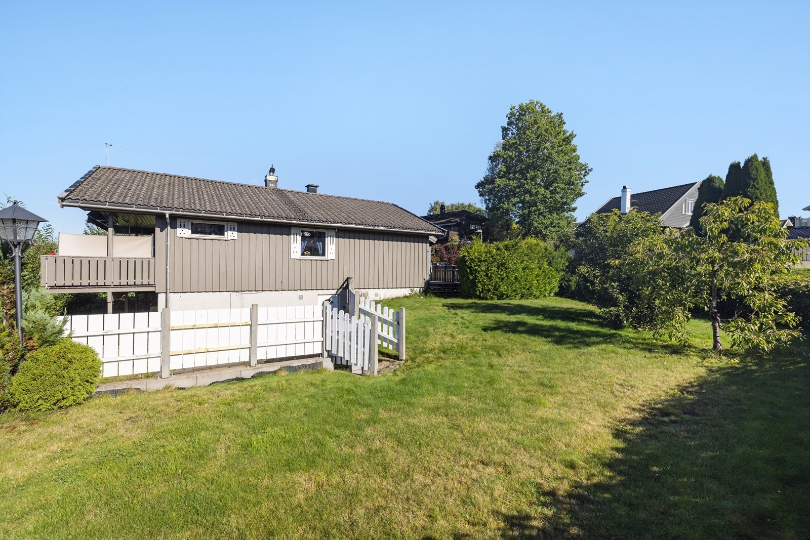 Romslig enebolig med dobbel garasje, hage og stort potensial - perfekt for deg som vil skape ditt drømmehjem i et etablert og barnevennlig nabolag. Galleribilde