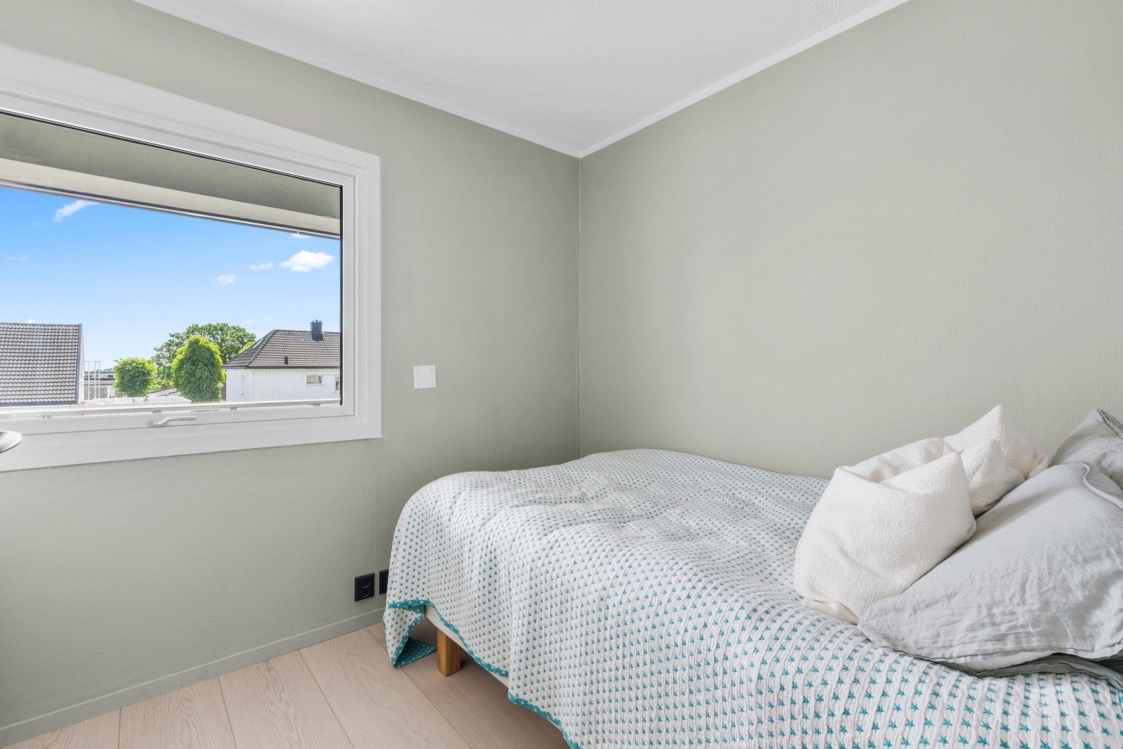 Soverom 2 også med lyse og lune farger med god plass til seng, garderobe og evt. skrivepult Galleribilde