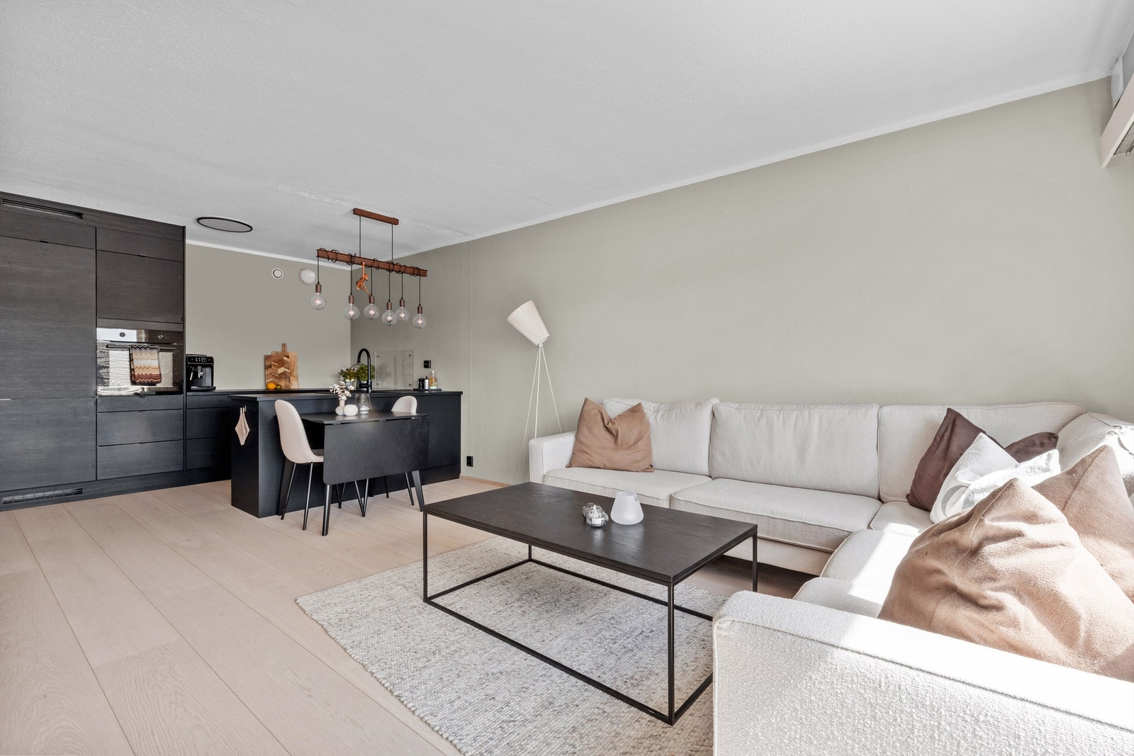 Lys og åpen stue med rikelig naturlig lys og enkel å møblere med alt man trenger! Galleribilde