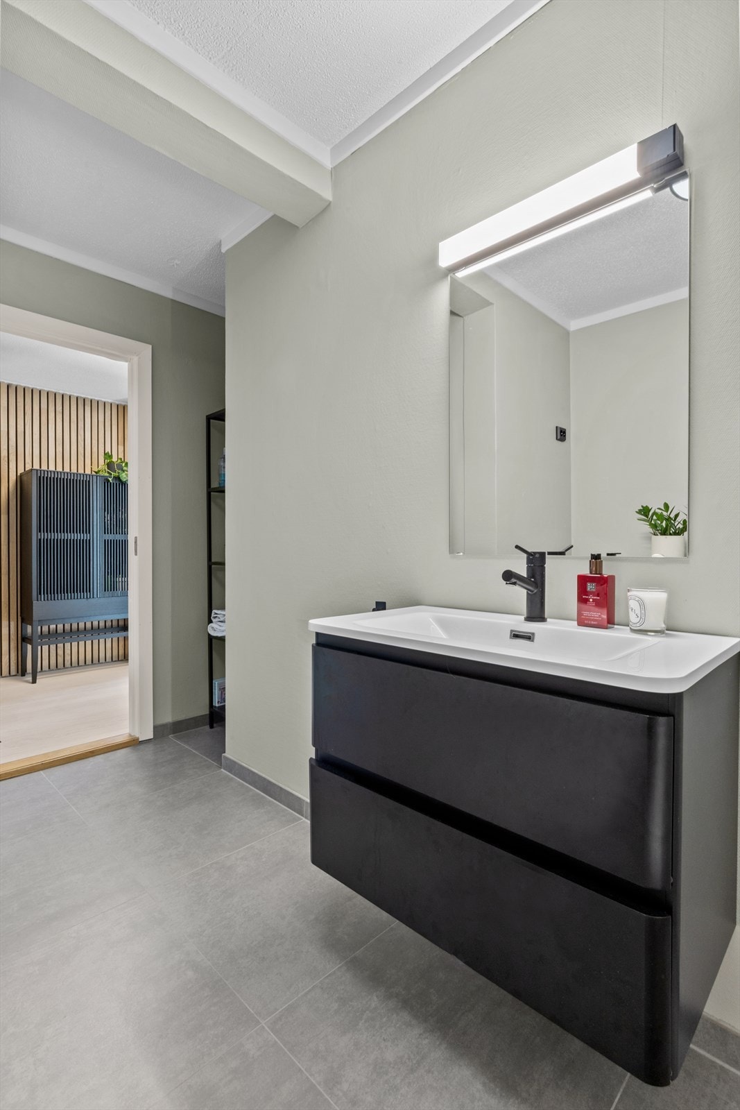 God plass til oppbevaring i innhukket til hverdagslige ting og oppbevaringsplass på badet Galleribilde
