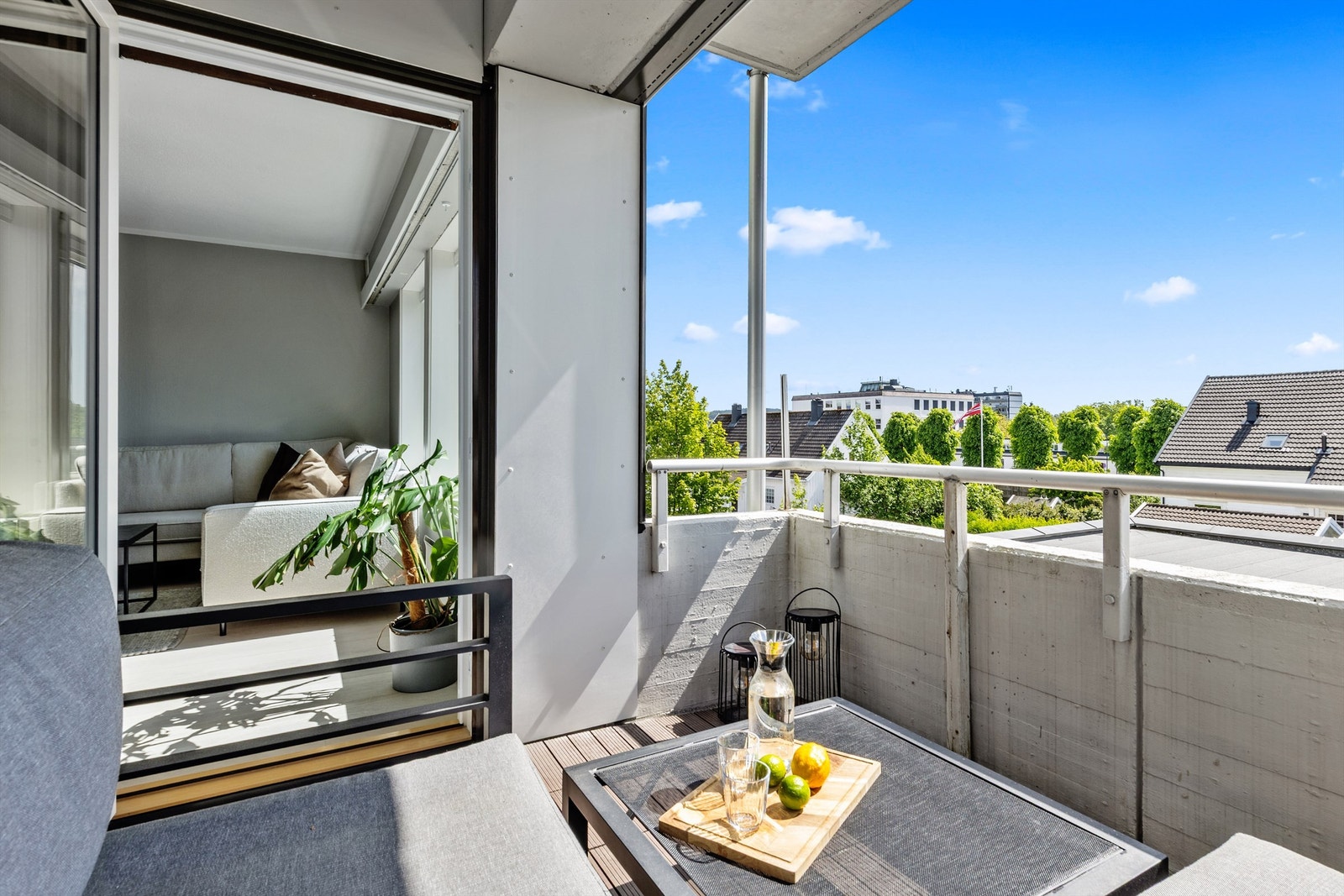 Solrik balkong med sol fra tidlig morgen til ettermiddag Galleribilde
