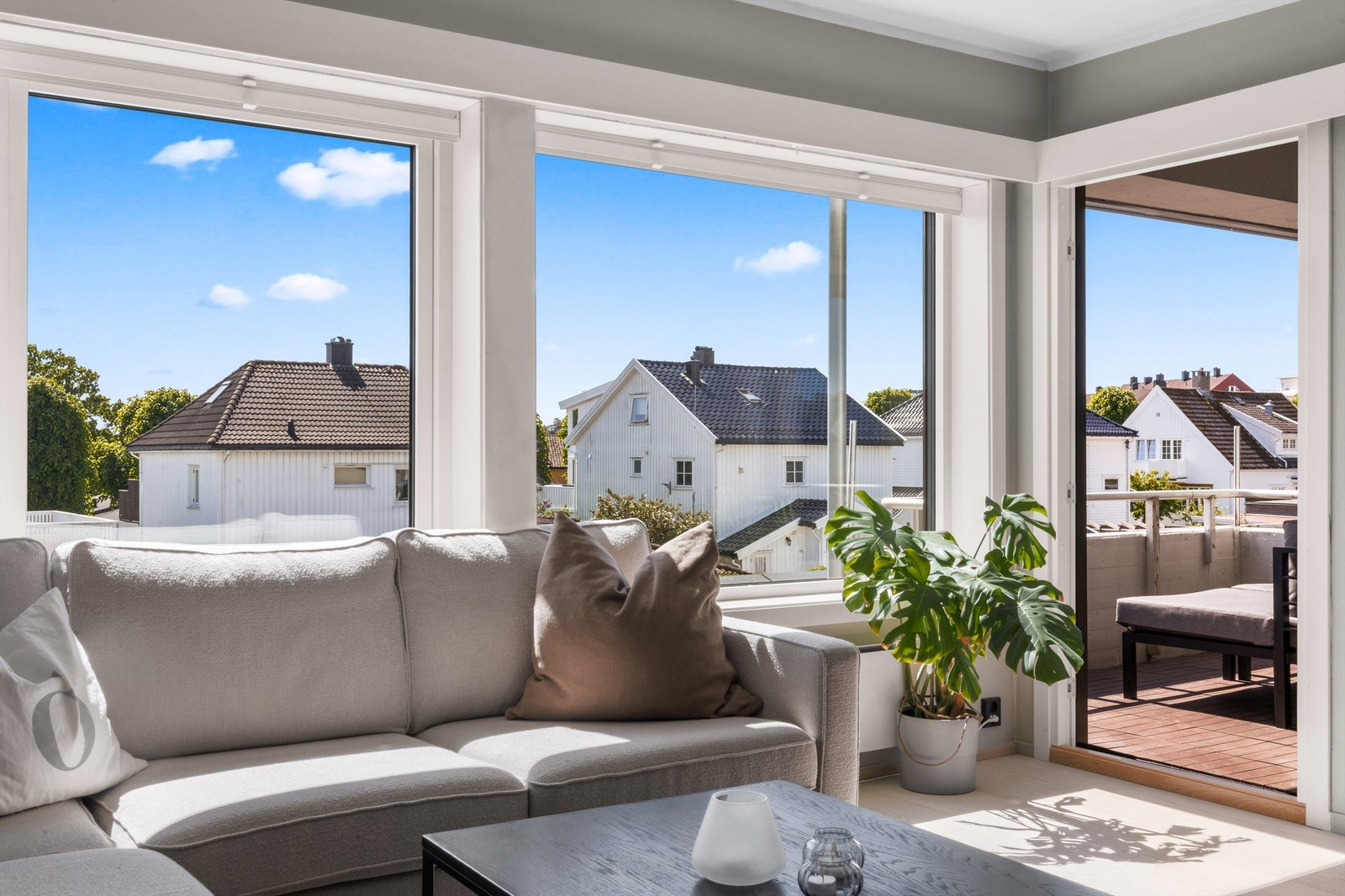 Utgang til lun og solrik balkong Galleribilde