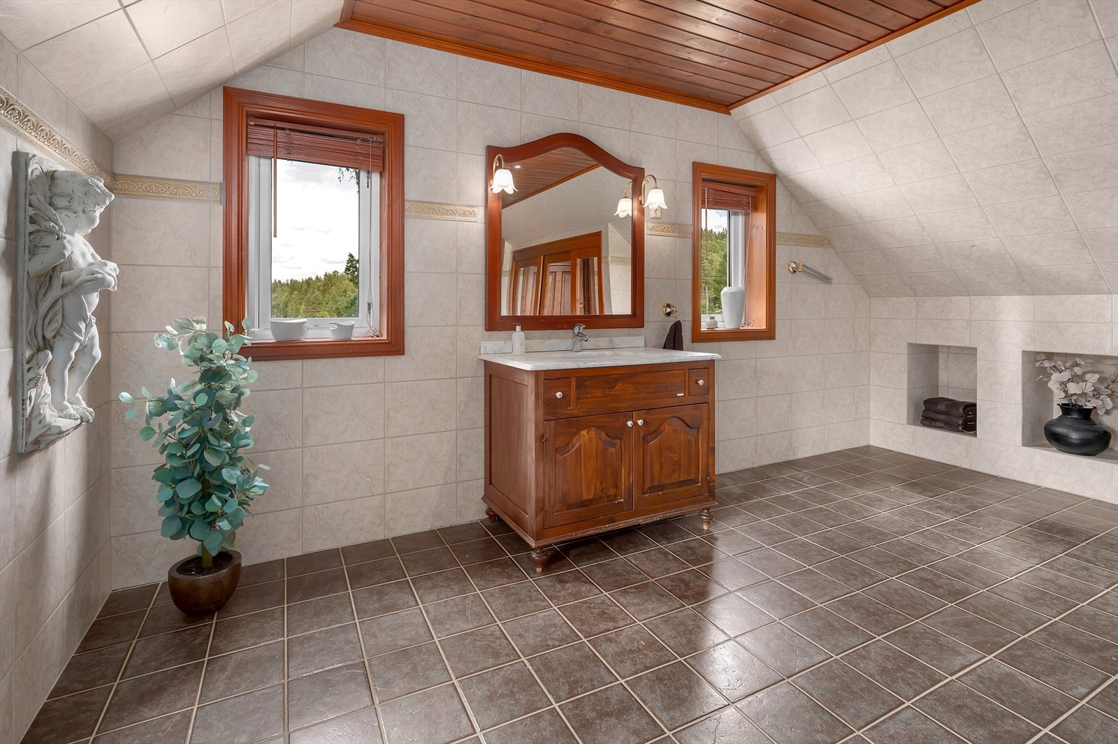 Innredning med benkeplate av marmor og nedfelt vask av porselen Galleribilde