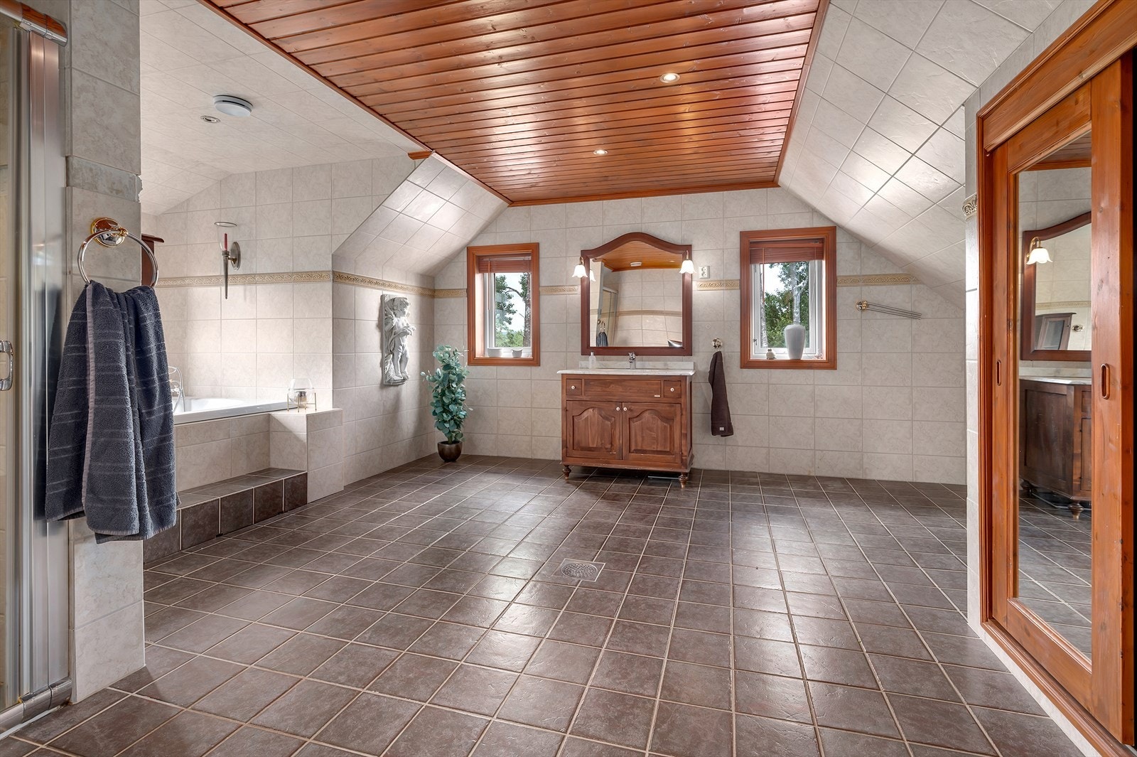 Stort flislagt familiebad med varmekabler Galleribilde