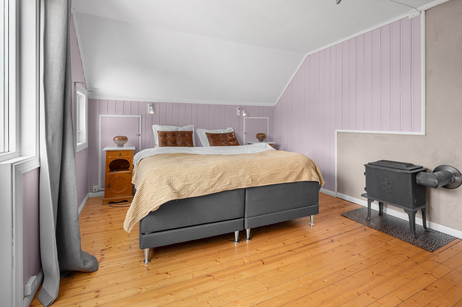 Soverom 1 - med Jøtul vedovn Galleribilde