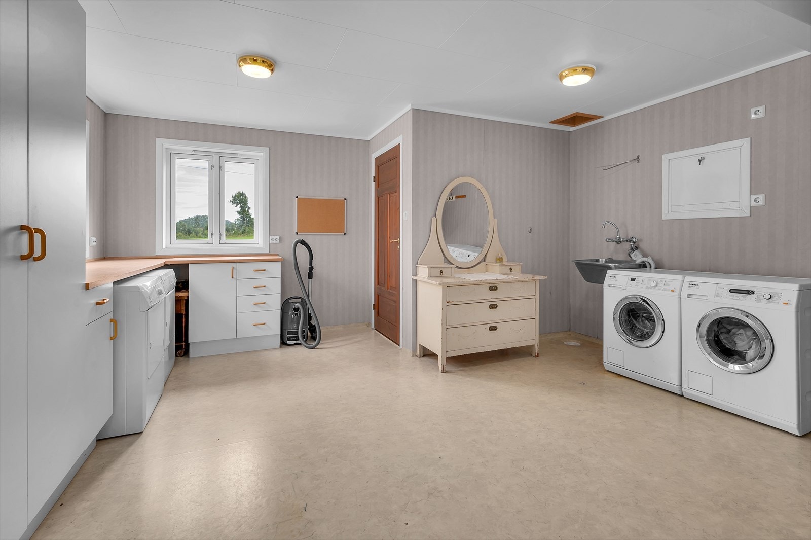 Garderobeskap, utslagsvask og praktisk innredning Galleribilde