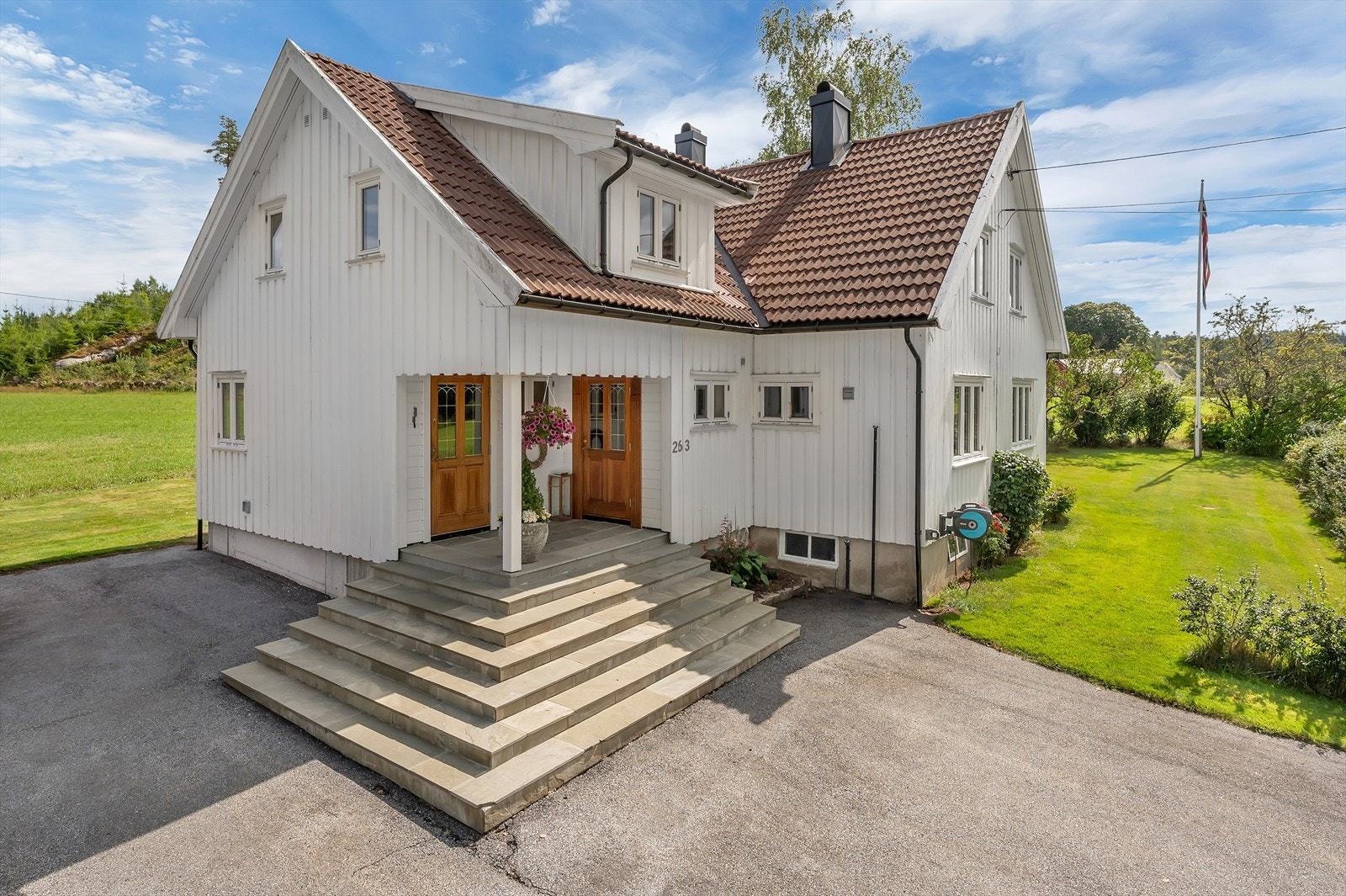 Flat, lettstelt tomt på 1.1 mål Galleribilde