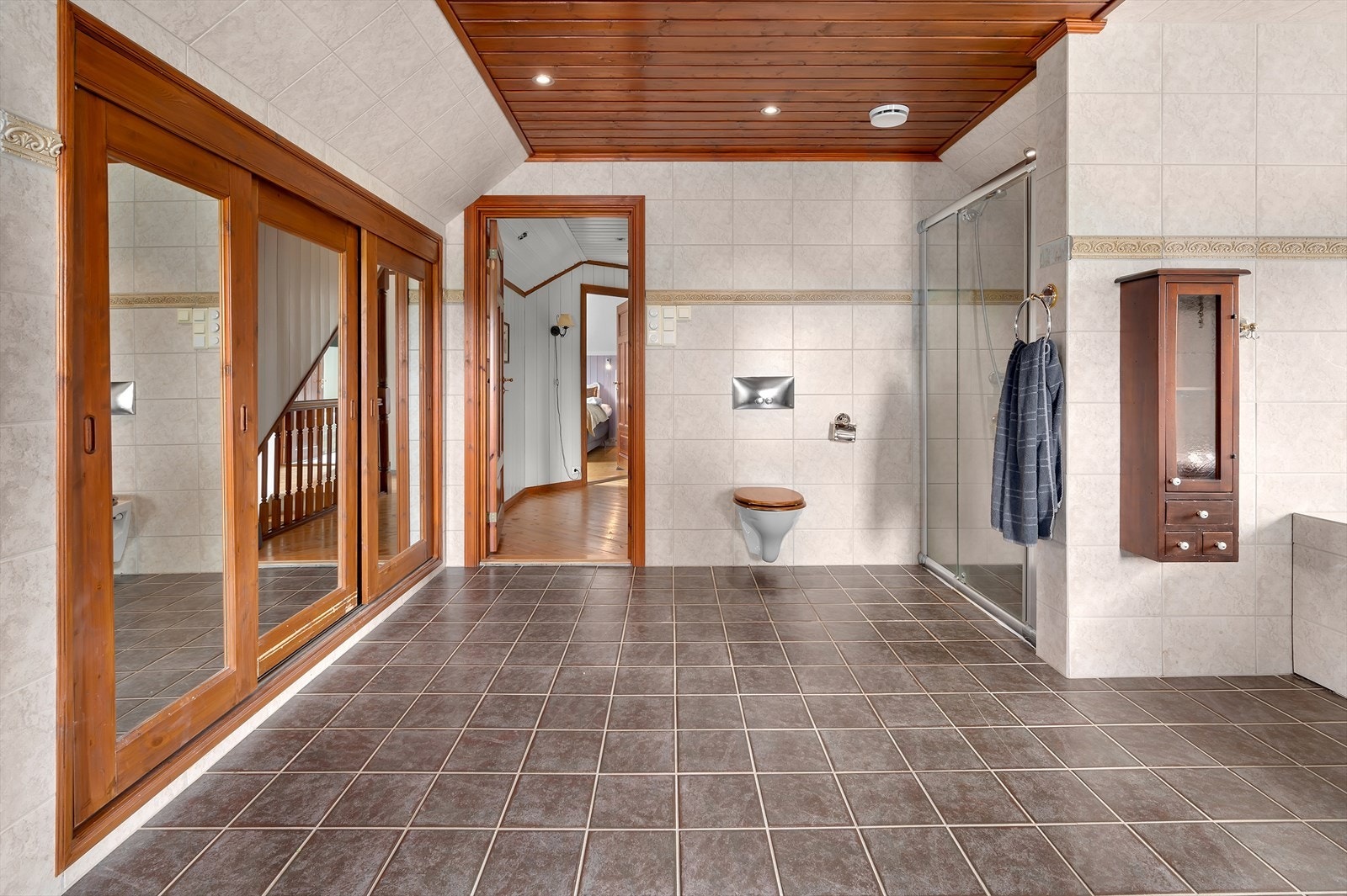 Skyvedørsgarderobe med speil Galleribilde