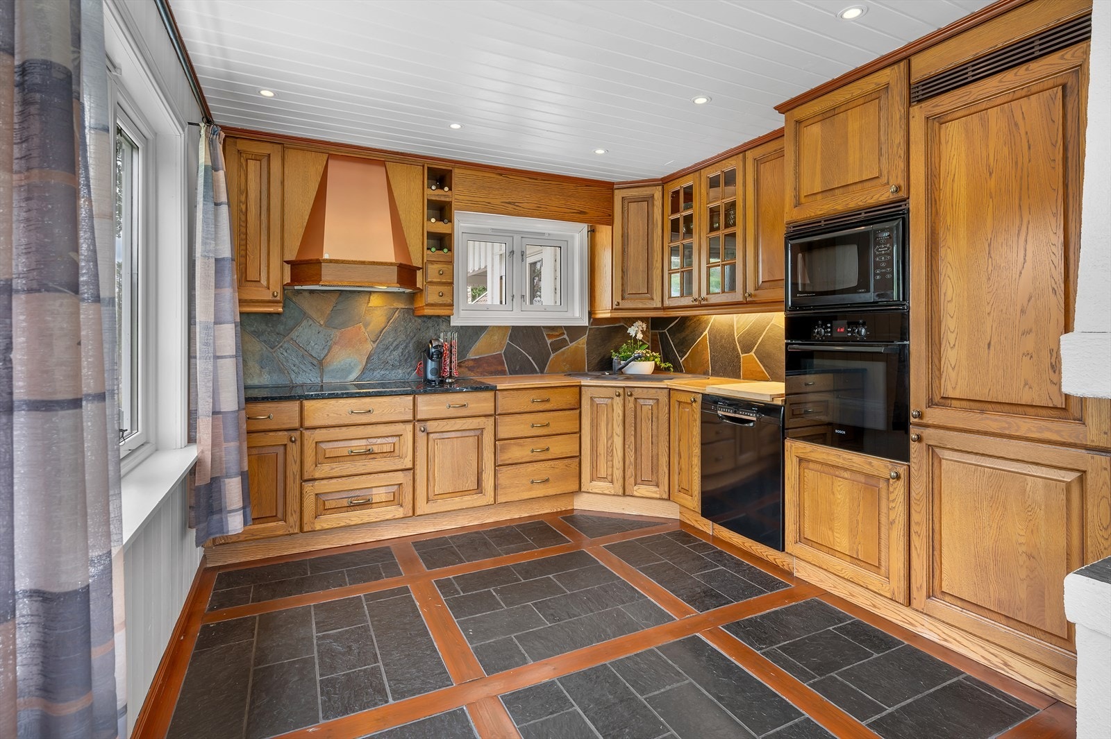 Landlig eike-innredning med benk i marmor- og laminat Galleribilde