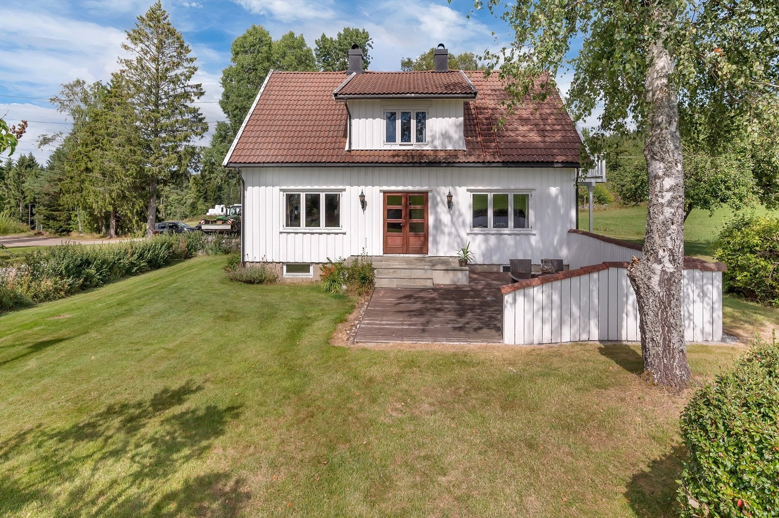 Sydvest-vendt terrasse på 31 kvm utenfor stuen Galleribilde