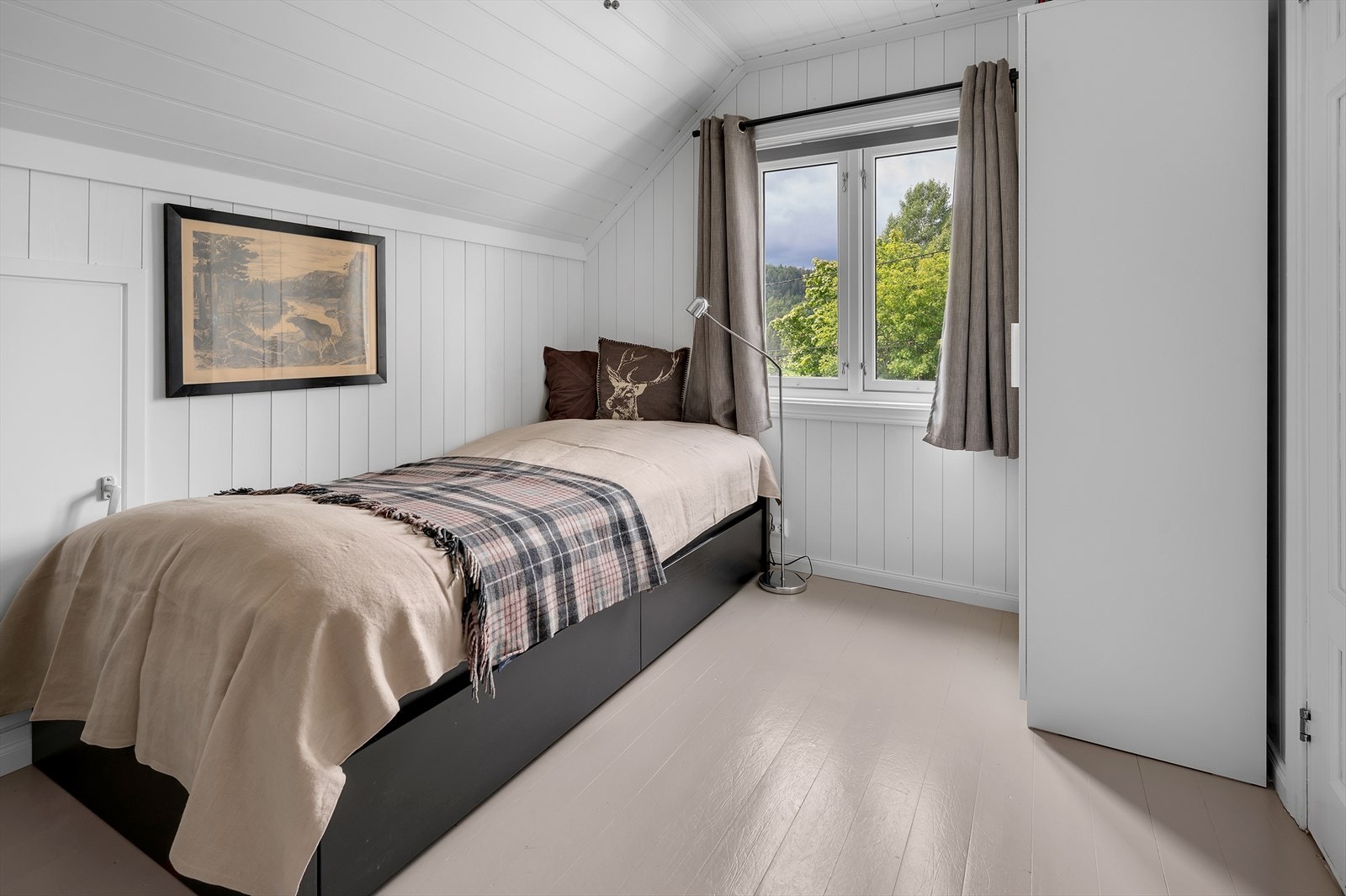 Soverom 3 med malte flater, kott og garderobeskap Galleribilde