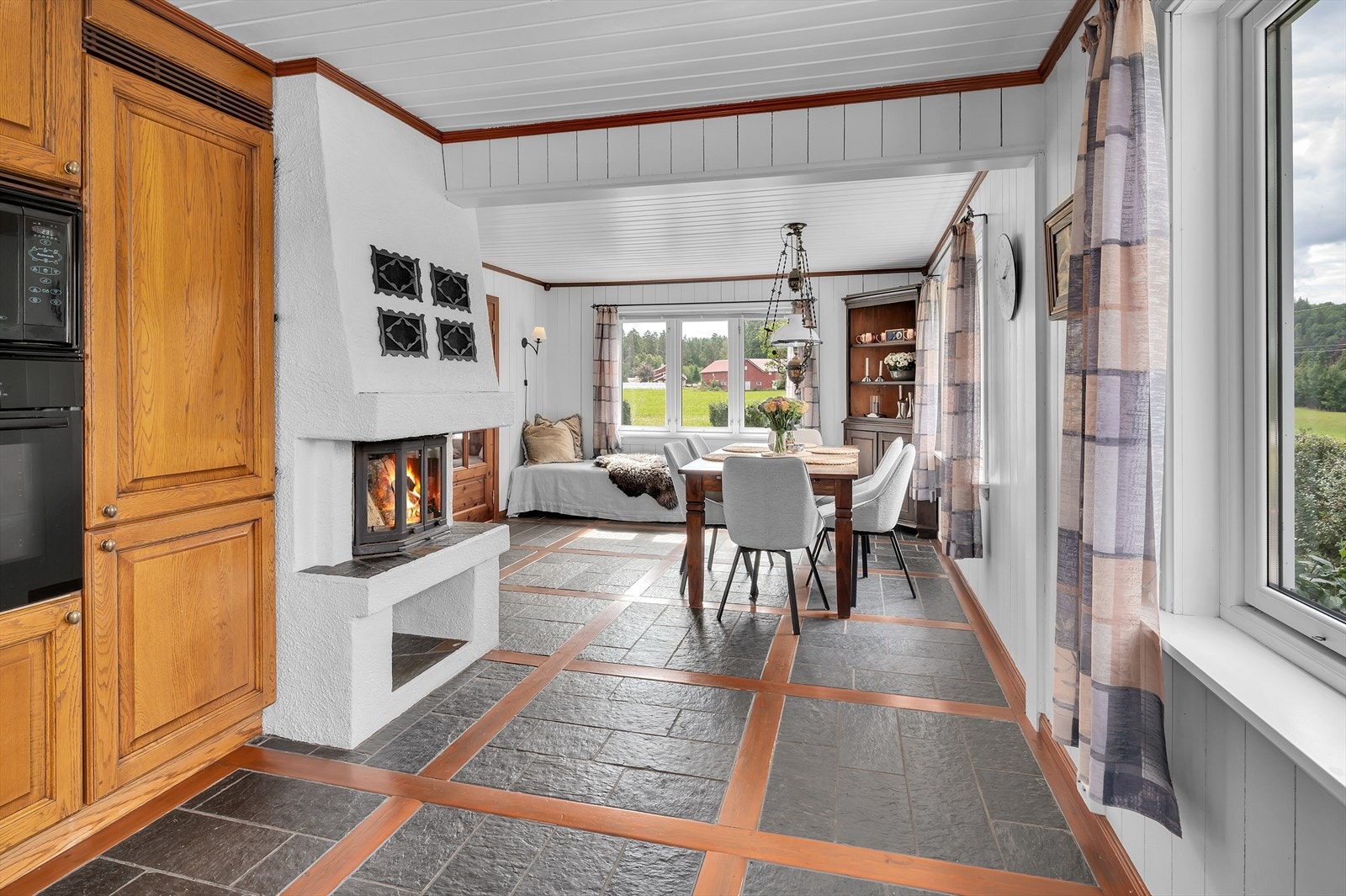 Intergrert kjøl/ fryseskap, oppvaskmaskin, micro, platetopp og stekeovn
. Galleribilde