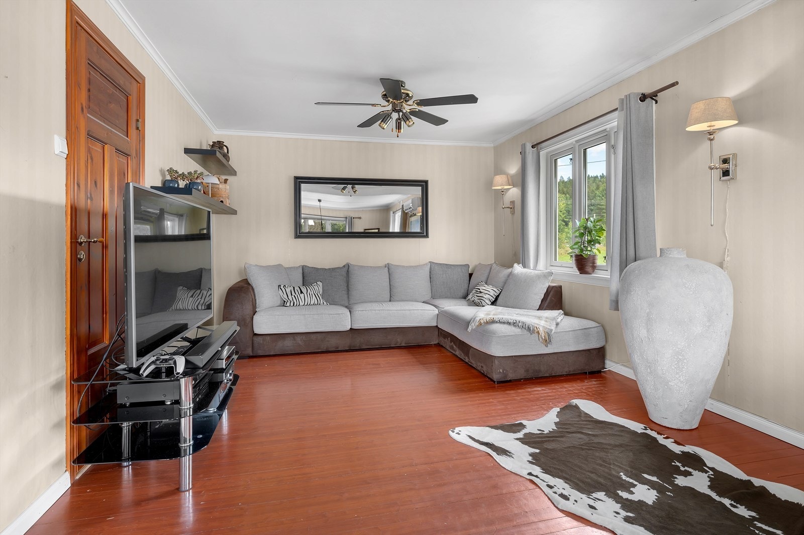 Store vindusflater gir godt med naturlig lys Galleribilde