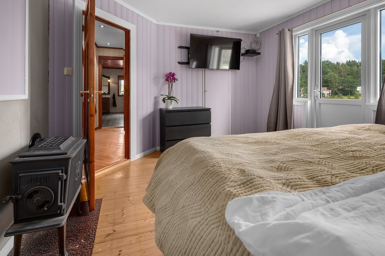 Walk-in garderobe og utgang til egen balkong Galleribilde