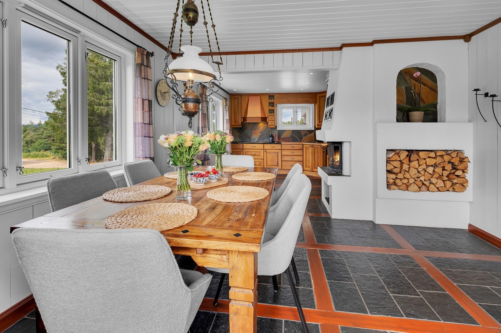 Gulvet er inndelt i felter med kombinasjon av fliser og beiset treverk Galleribilde