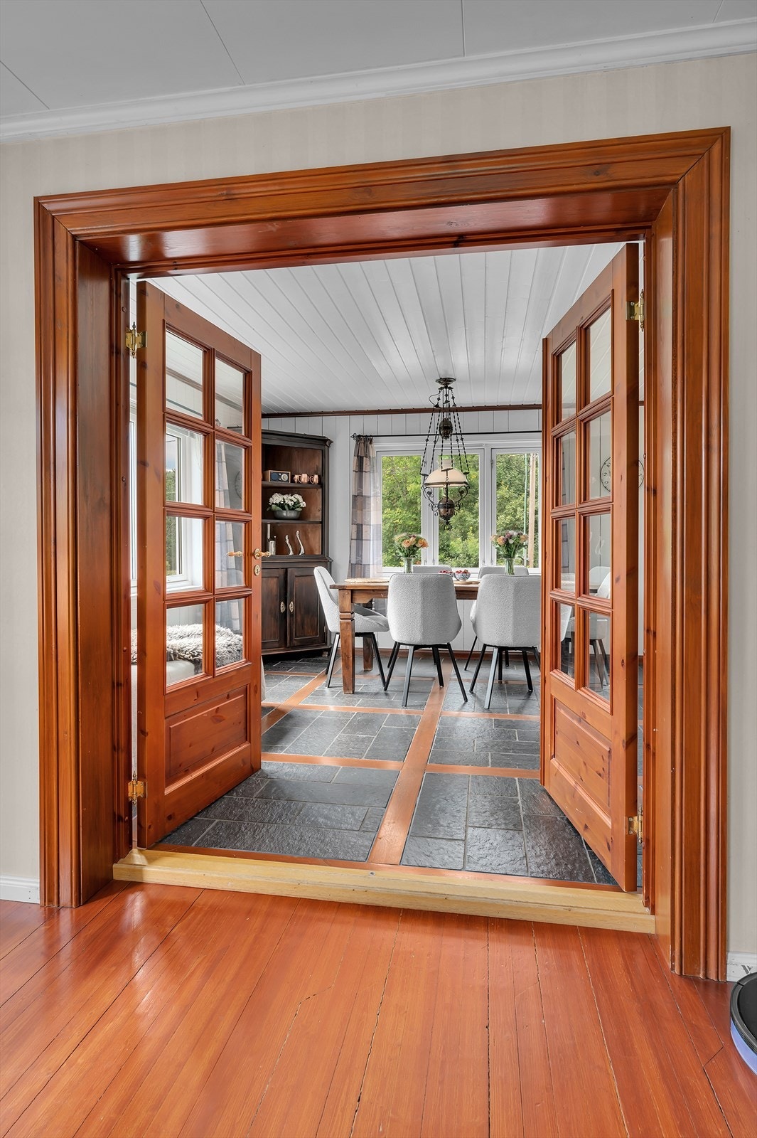 Dobbeltfløyet dør til kjøkken Galleribilde