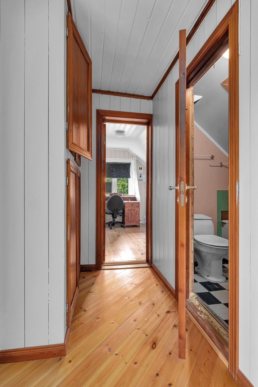 Loftsgang med skap Galleribilde