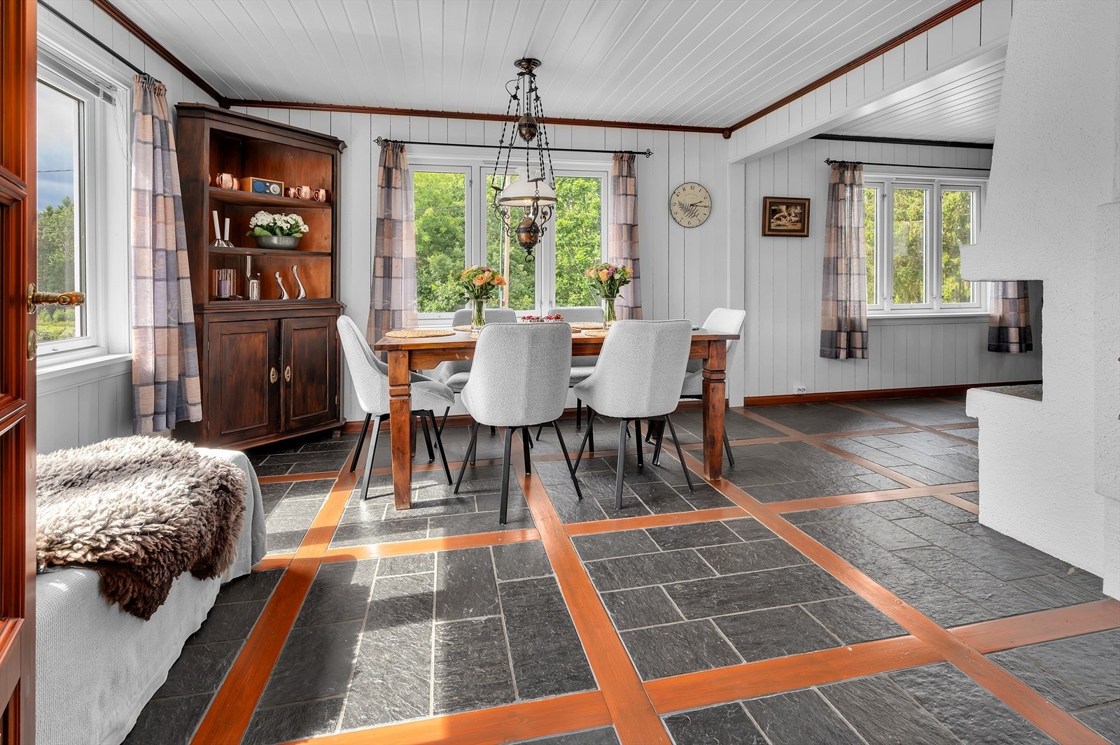 Sosialt kjøkken med plass til stort spisebord Galleribilde