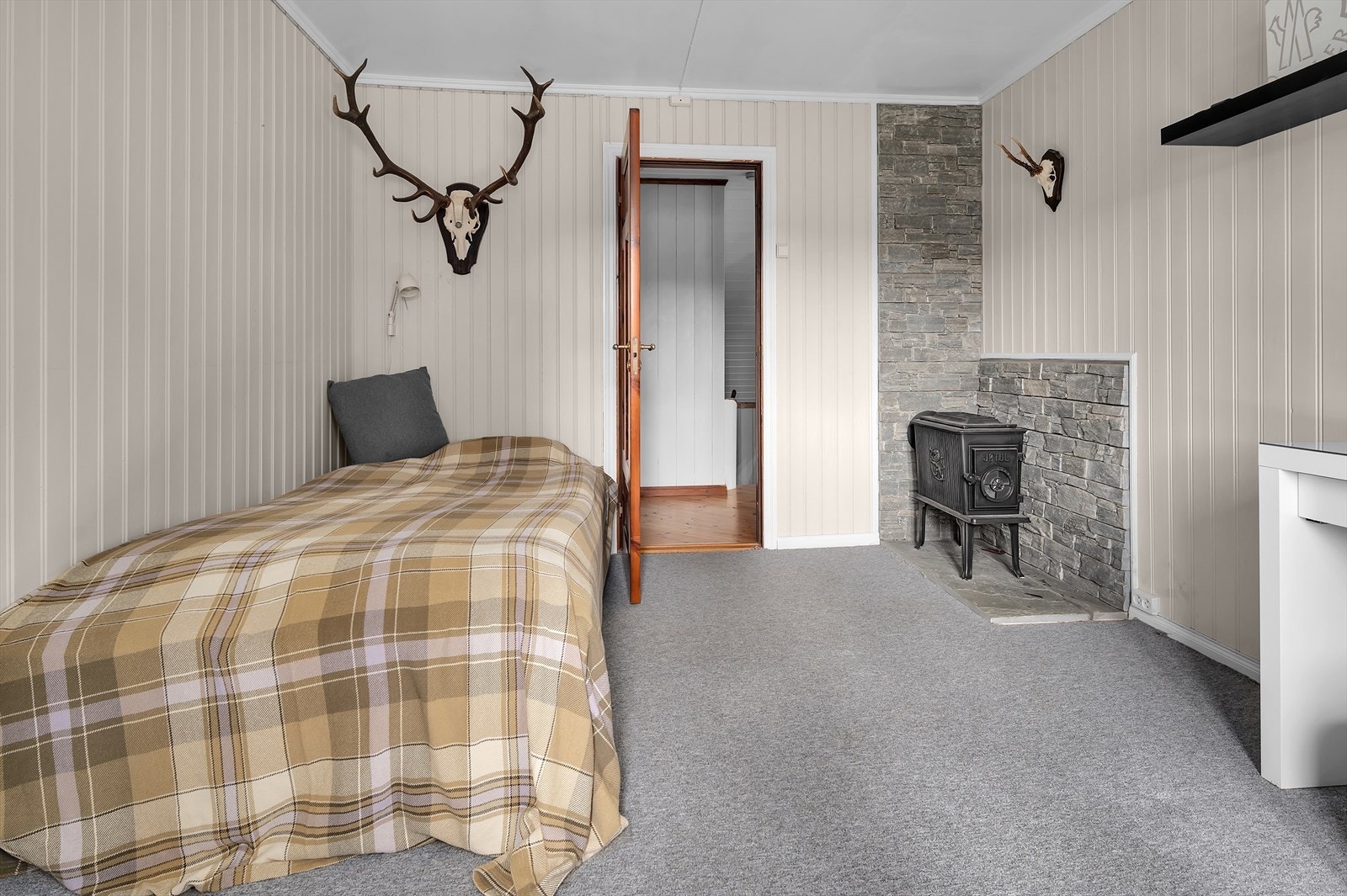 Teppe, panel og Jøtul vedovn Galleribilde