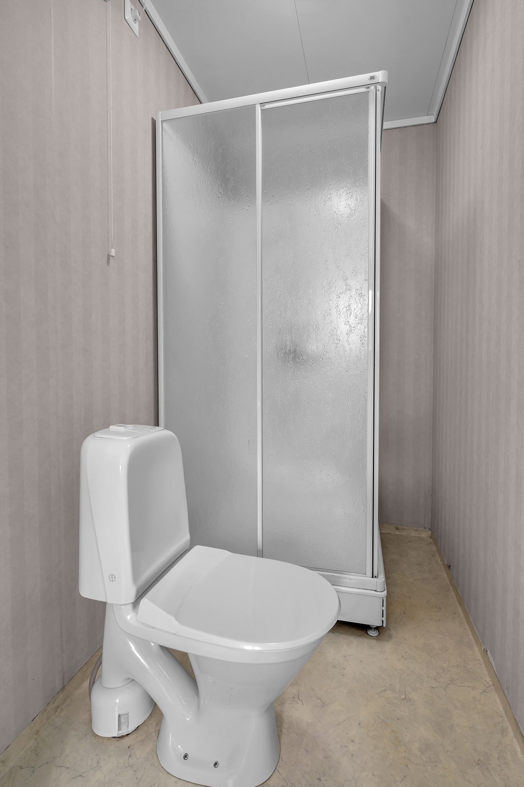 Tilhørende toalettrom med dusjkabinett Galleribilde