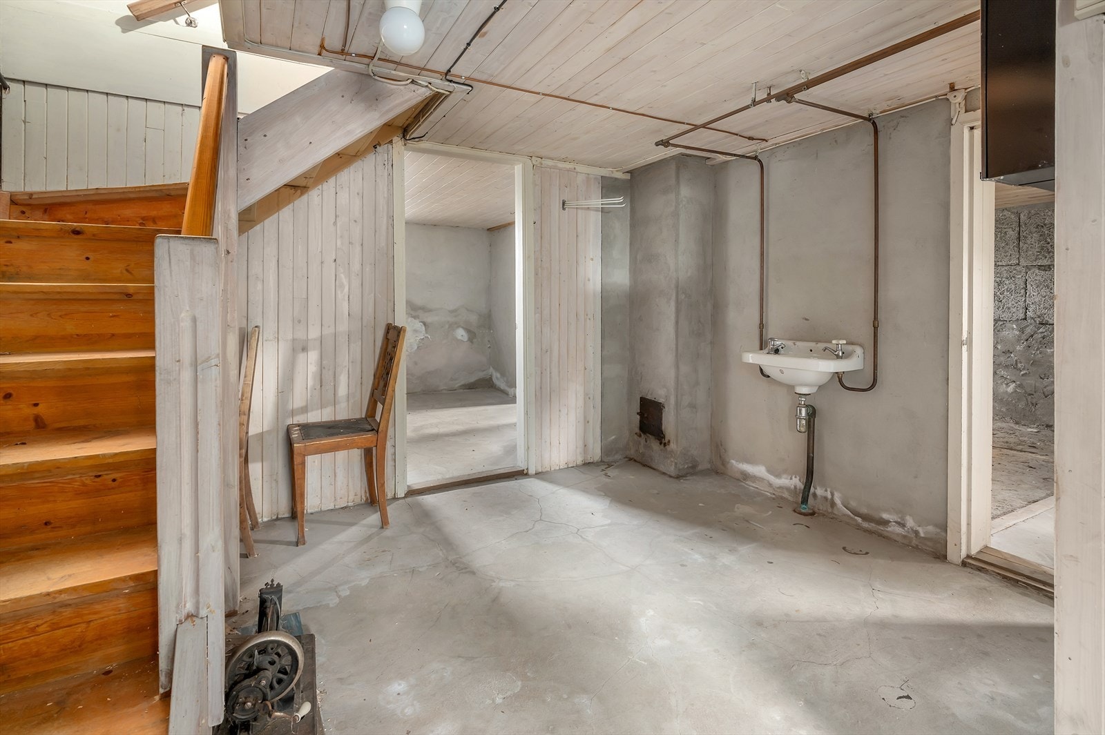 Grovkjeller med toalettrom og rikelig lagringsplass i 4 boder Galleribilde