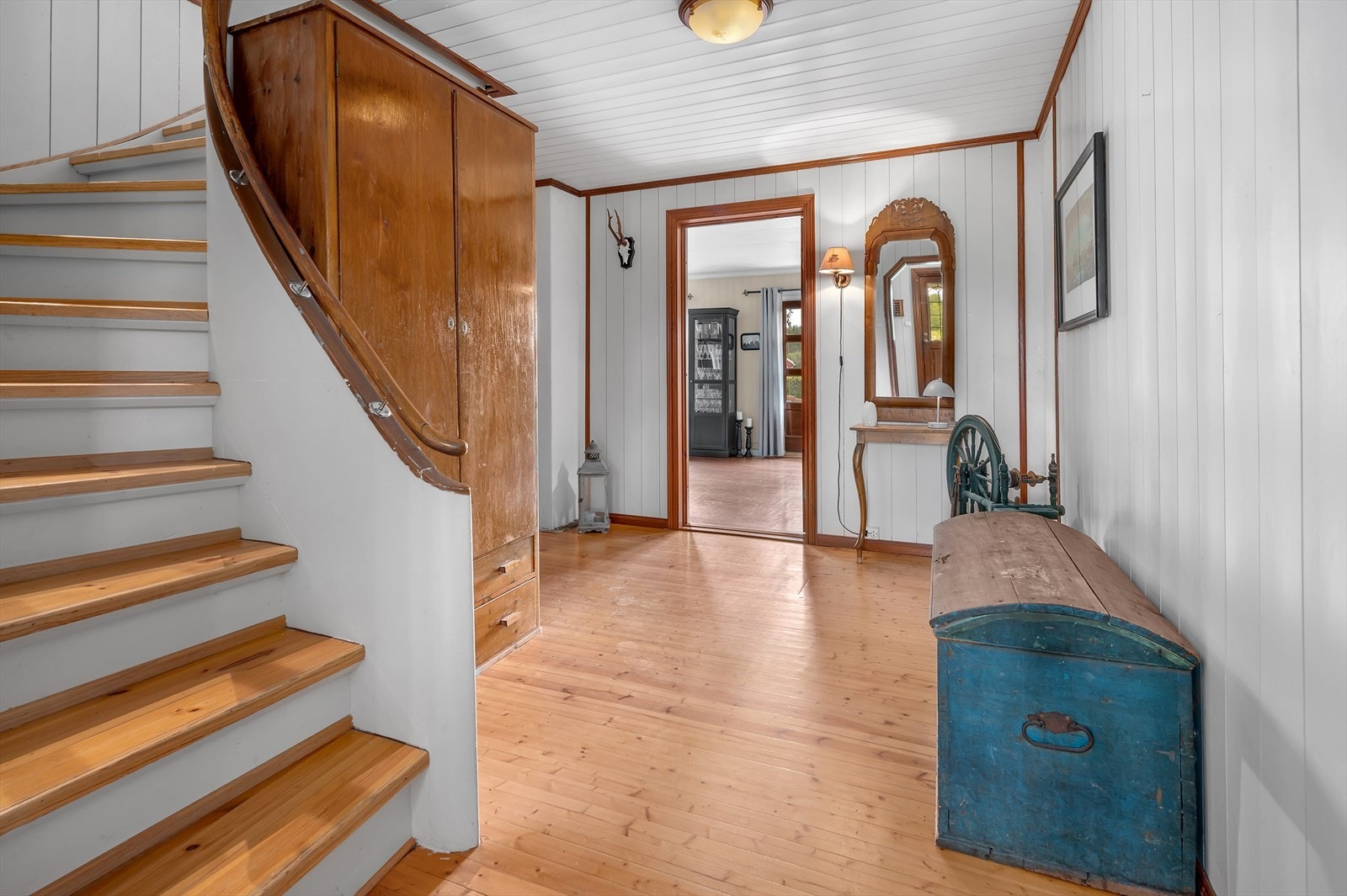 Hall med original trapp til loft Galleribilde