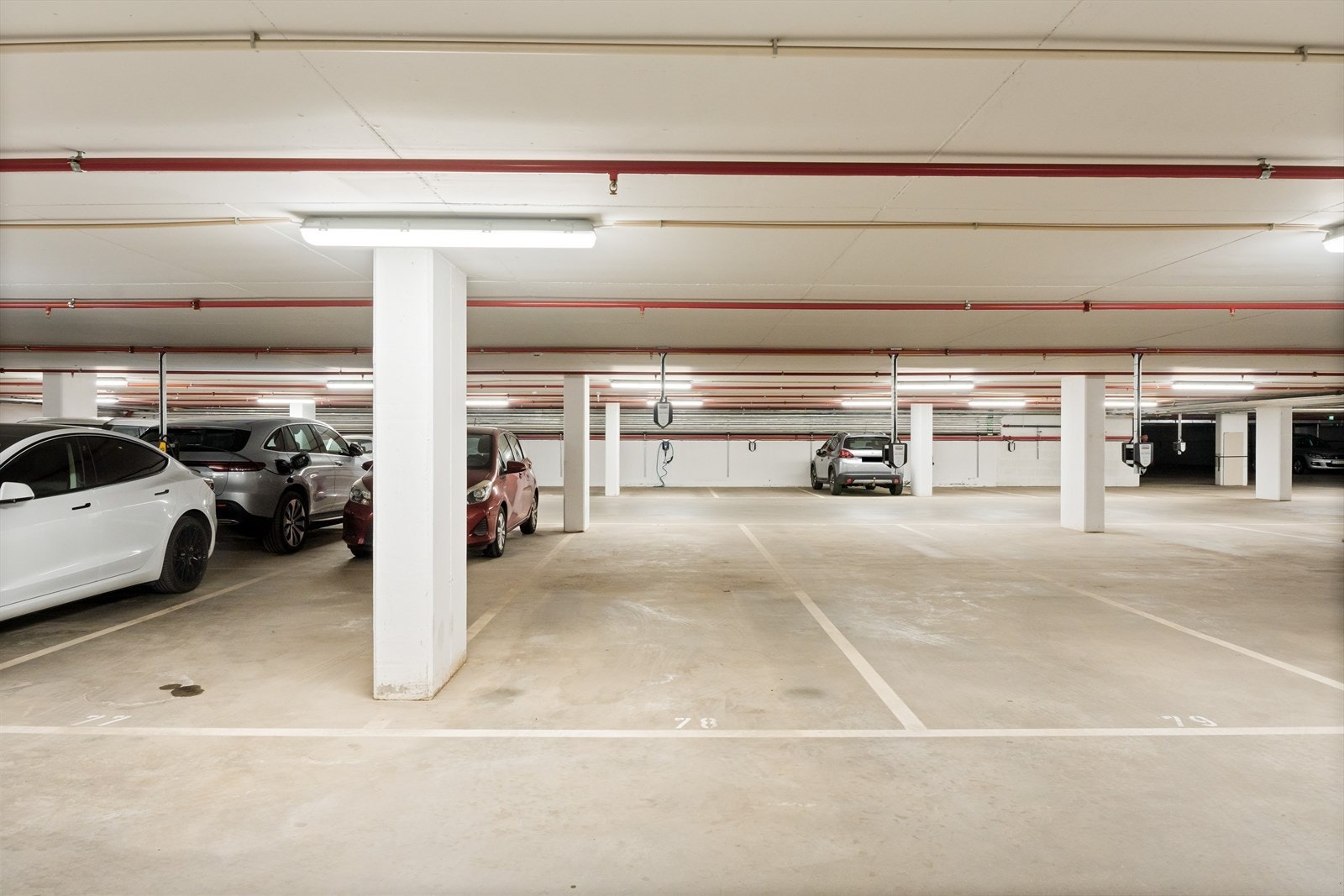 Plass nummer 103 og 78 følger med leiligheten. Plass nummer 103 har elbillader. Det er mulig å etablere elbillader på plass nummer 78. Galleribilde