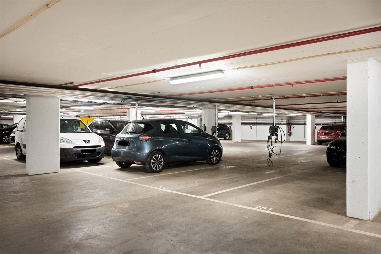 Plass nummer 103 og 78 følger med leiligheten. Plass nummer 103 har elbillader. Det er mulig å etablere elbillader på plass nummer 78. Galleribilde