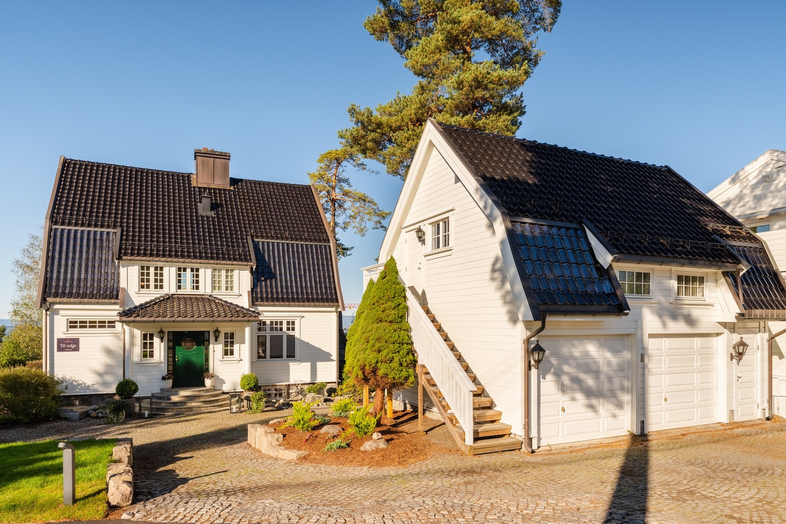 Boligen har parkering i dobbel garasje. Galleribilde