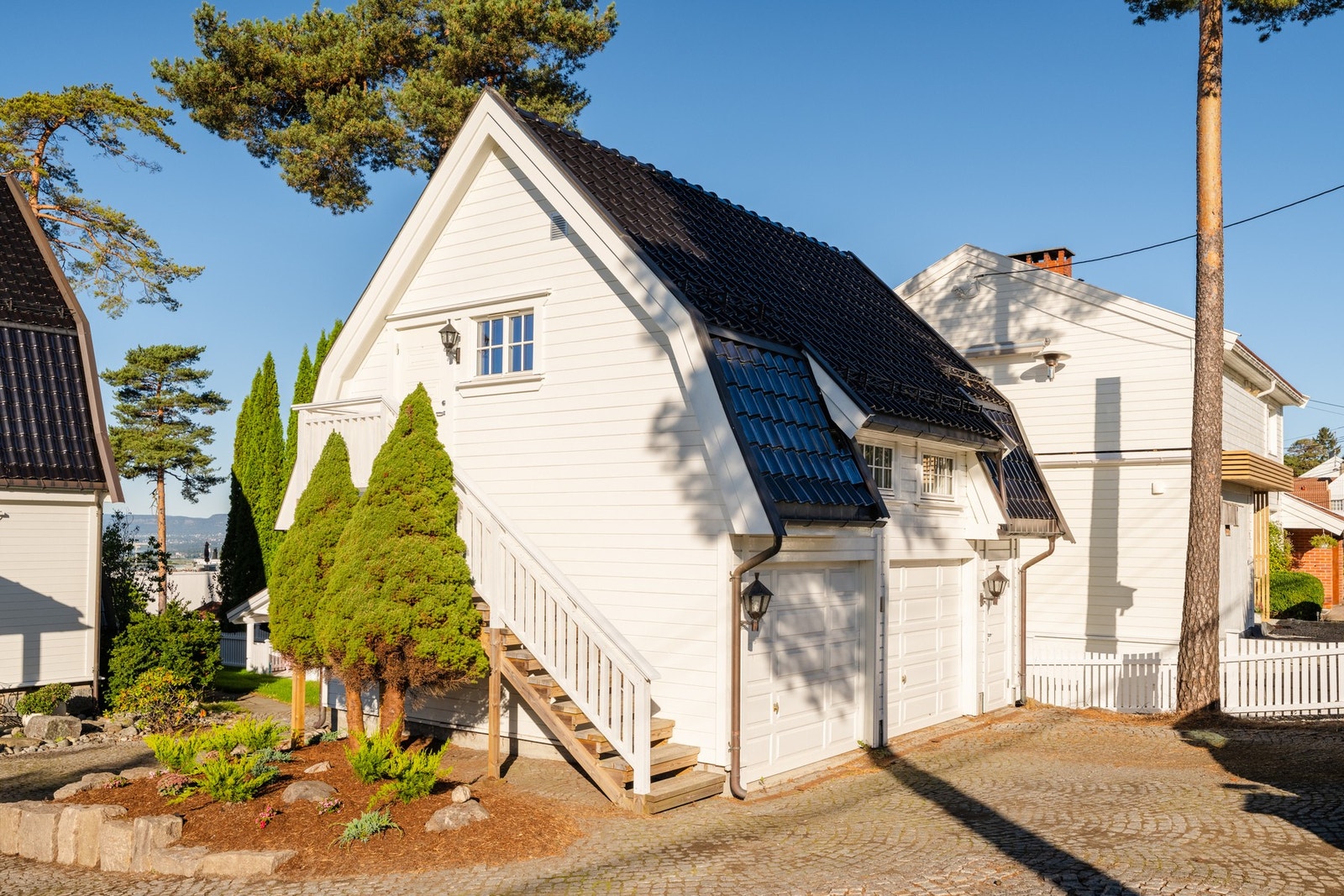 I overetasjen i garasje er det innredet rom (ikke godkjent for varig opphold). Galleribilde