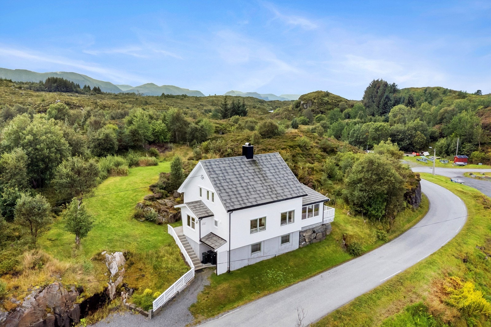 Boligen går over tre plan og er oppført ca 1953. Boligen er senere tilbygd. Galleribilde