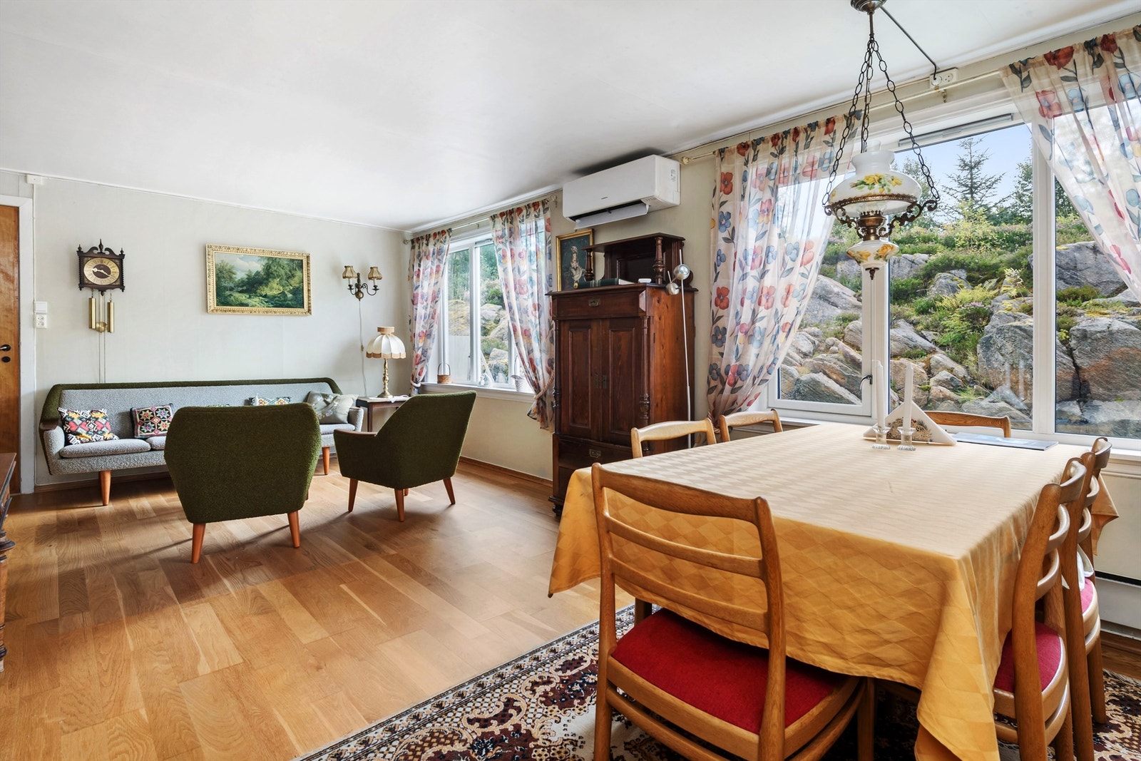 Det er både vedovn og varmepumpe på stue Galleribilde