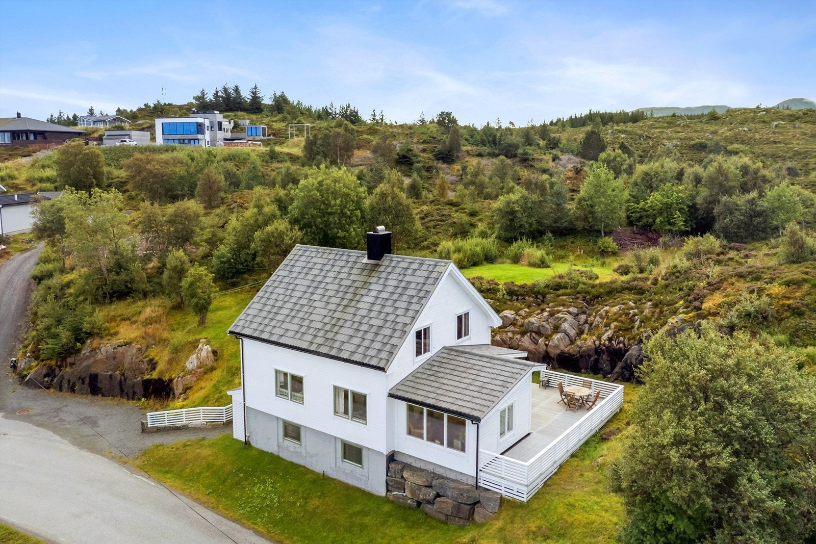 Eiendommen er beliggende i et rolig og barnevennlig boligområde ved Røssøyvågen i Aukra kommune Galleribilde