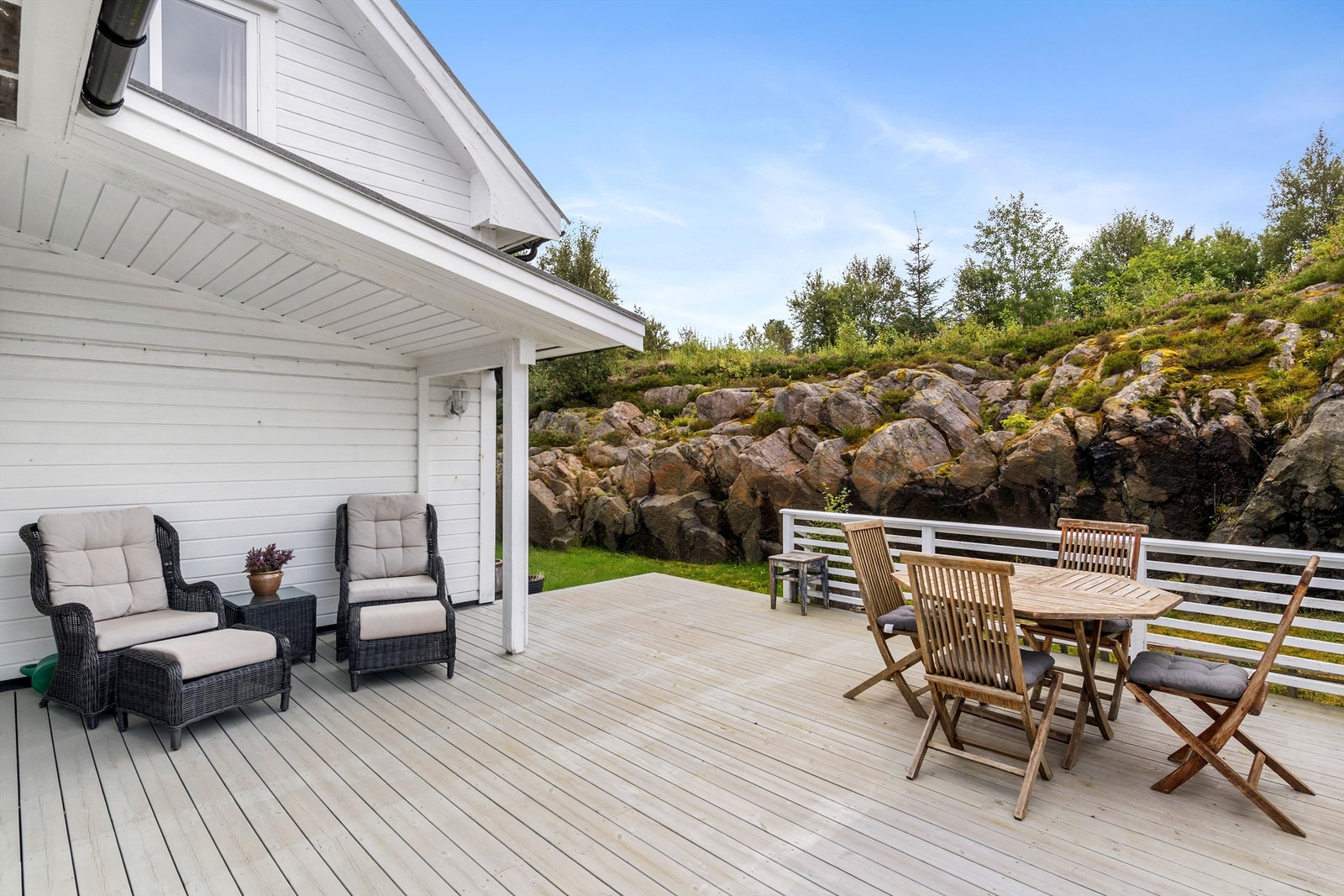 På verandaen kan den flotte kveldssolen nytes Galleribilde