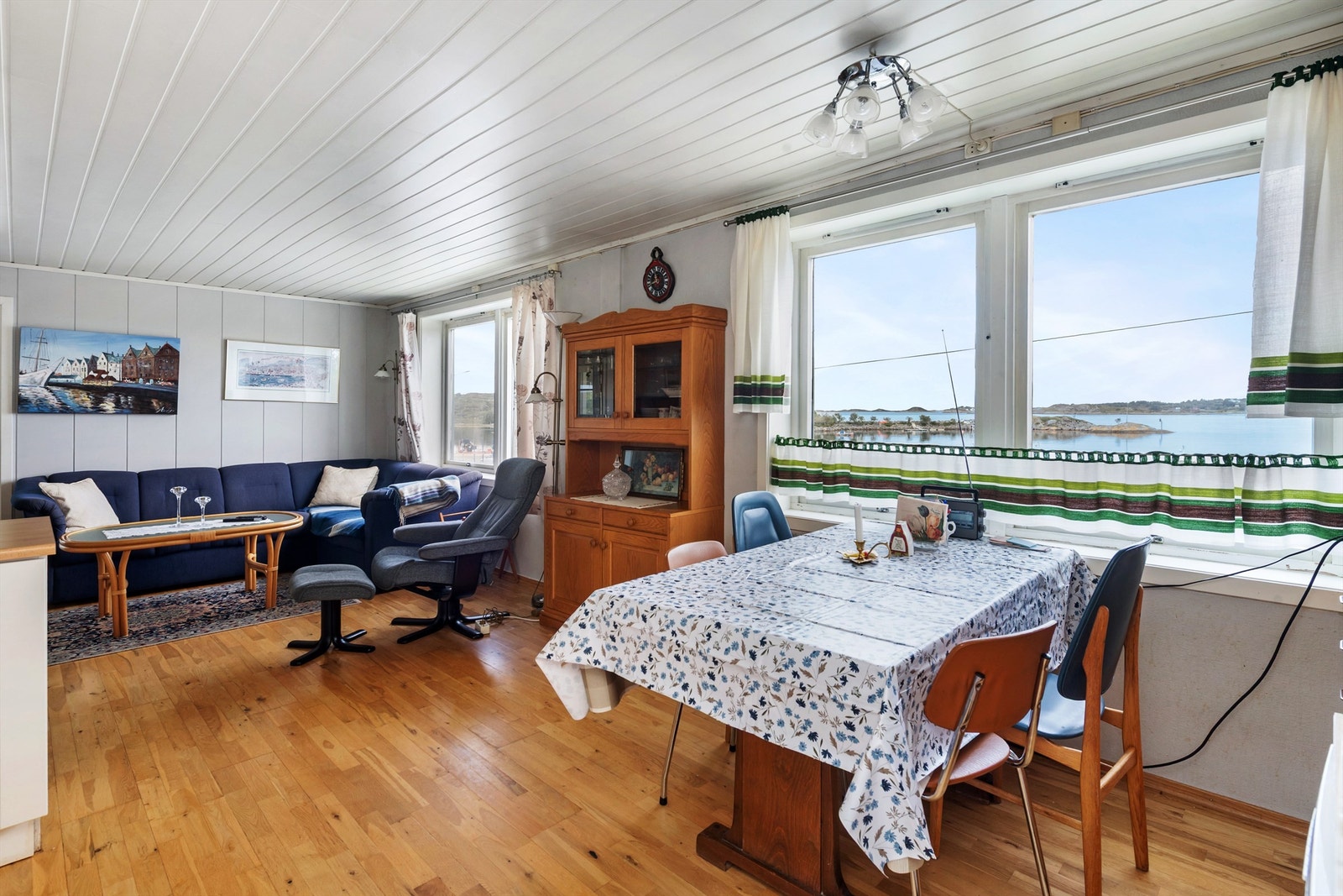 Nydelig utsikt utenfor stuevinduer. Her kan man se solen forsvinne i havet Galleribilde