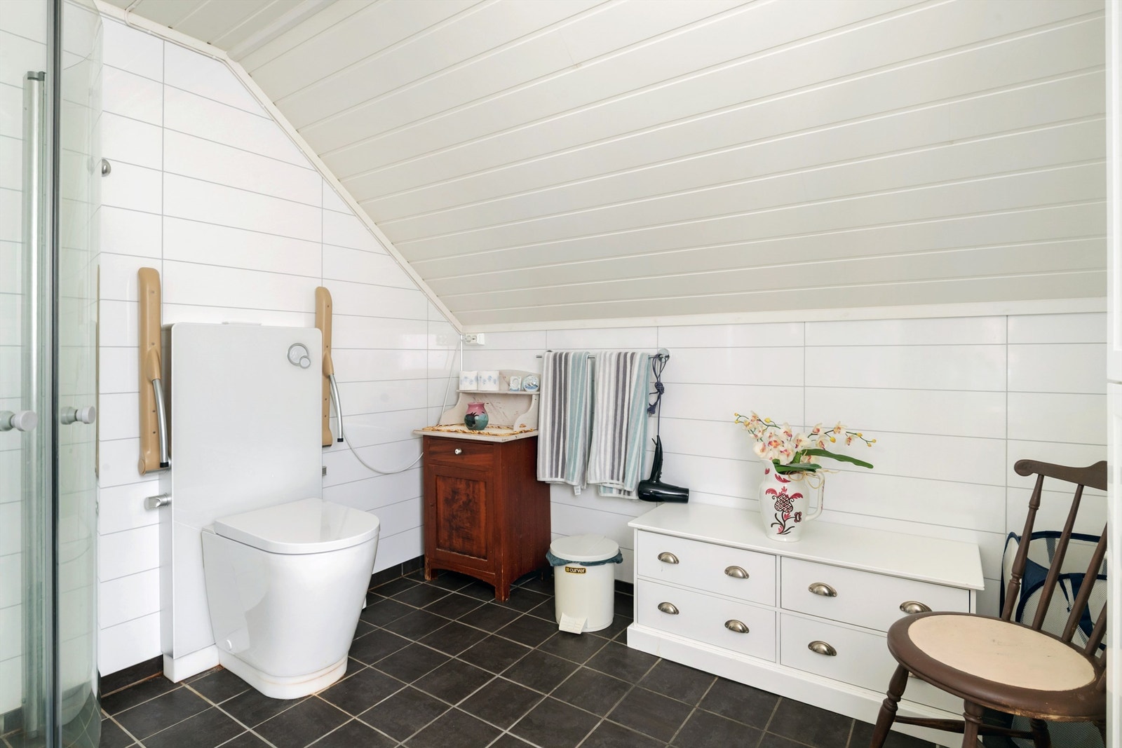 Det gjøres oppmerksomt på at avbildet toalett samsvarer ikke med dagens toalett Galleribilde