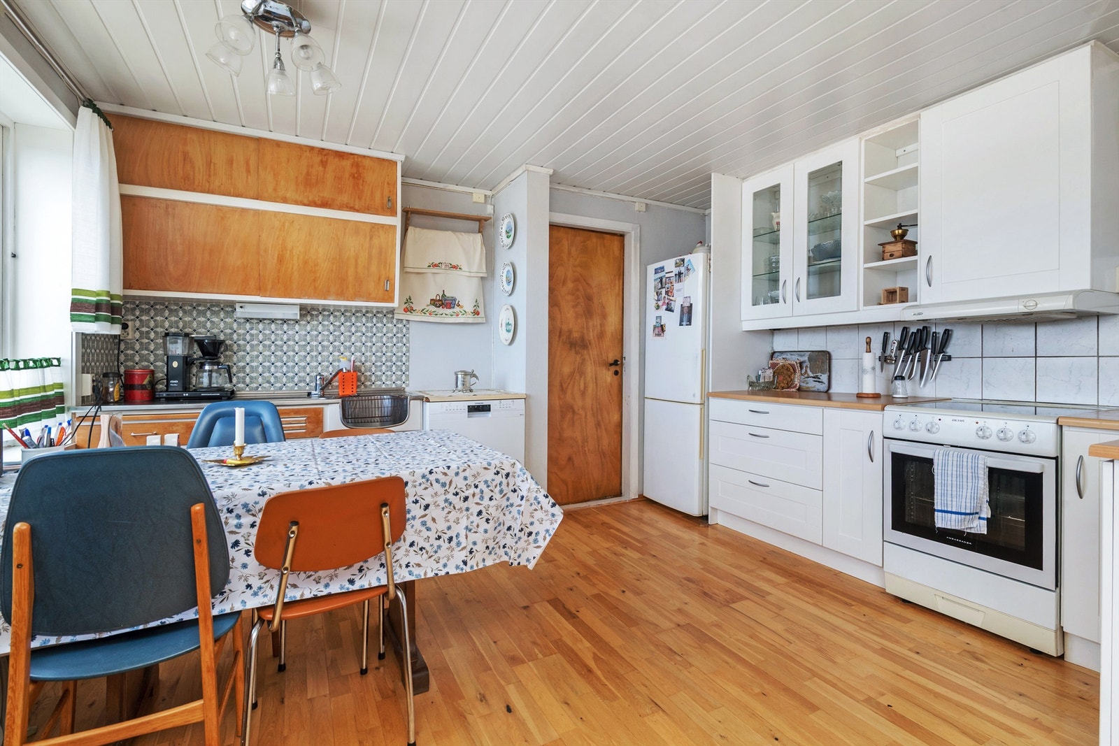 Kjøkkeninnredning med takhøye overskap. Deler av innredningen ble oppgradert ca 2013. Galleribilde