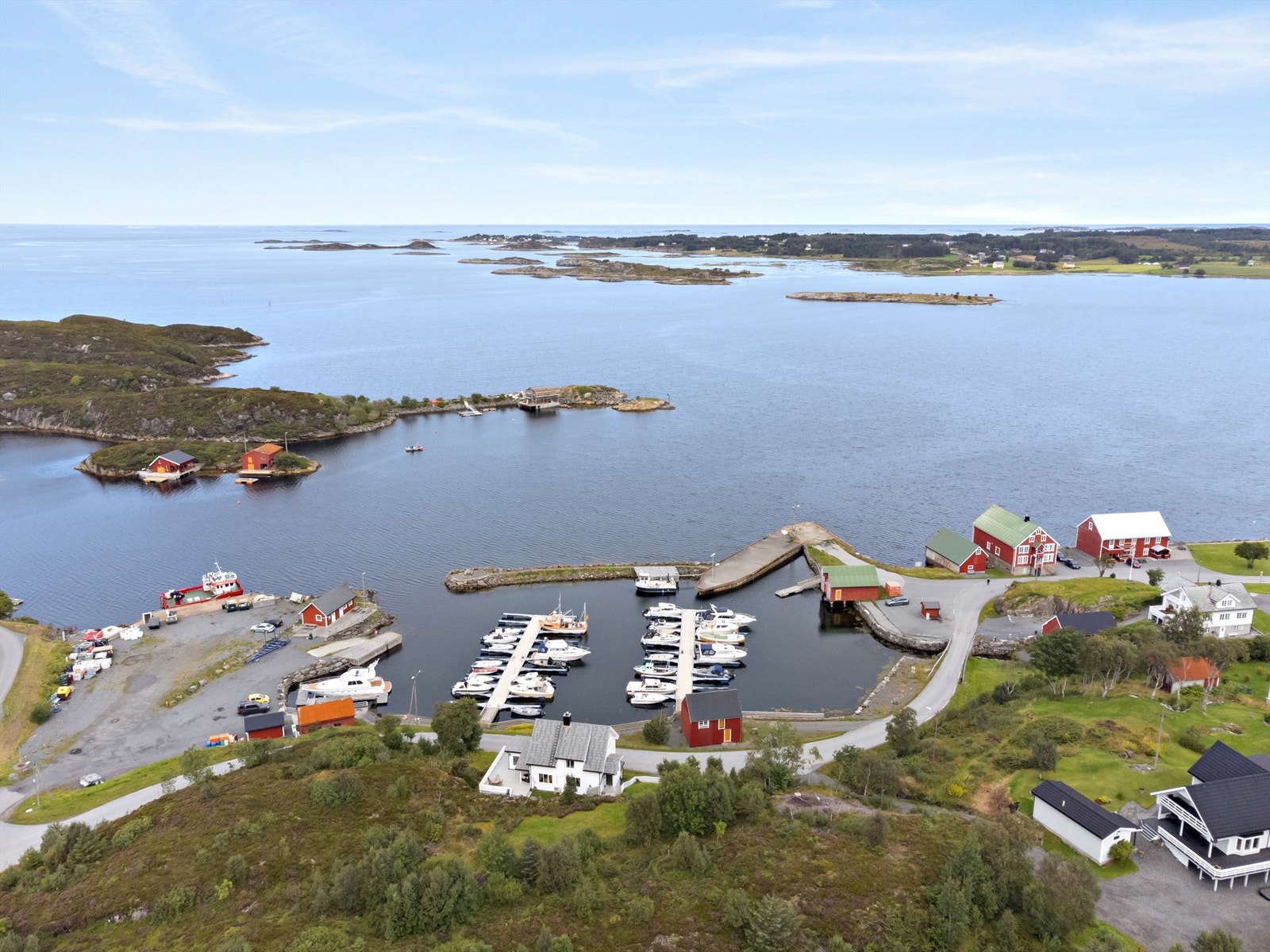 Boligen ligger like ovenfor småbåthavna Galleribilde