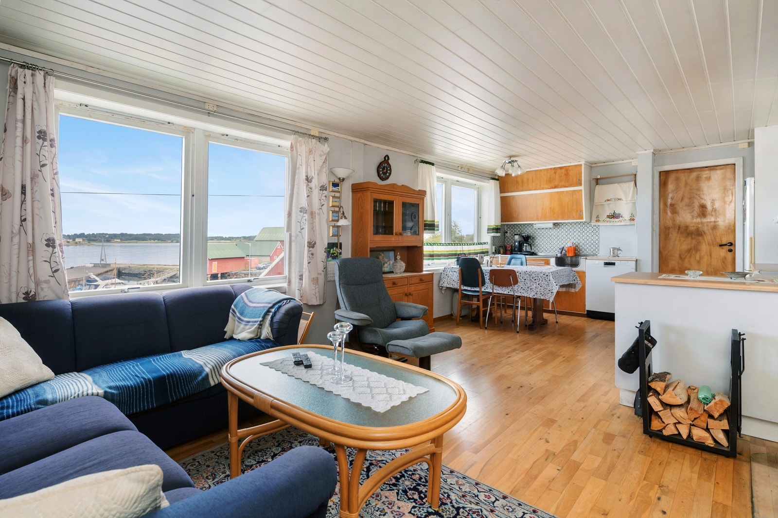 Stue og kjøkken er i åpen løsning Galleribilde