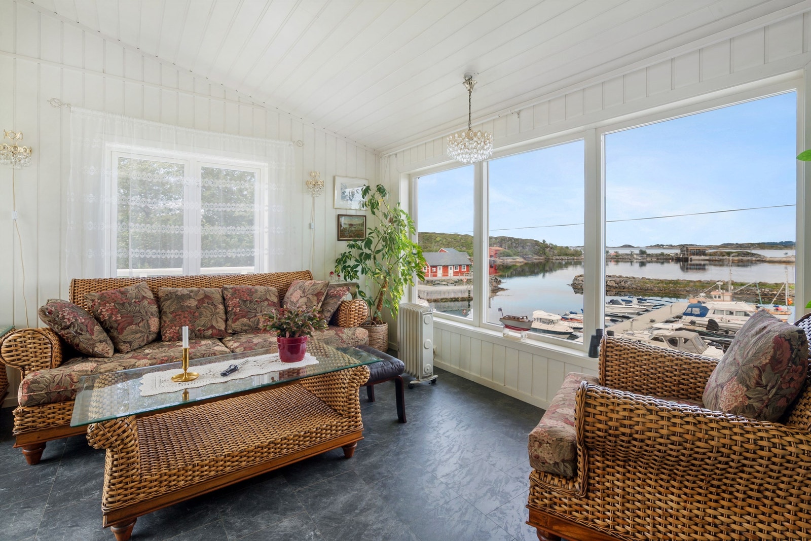 Sommerstuen har store vindusflater og nydelig utsikt Galleribilde