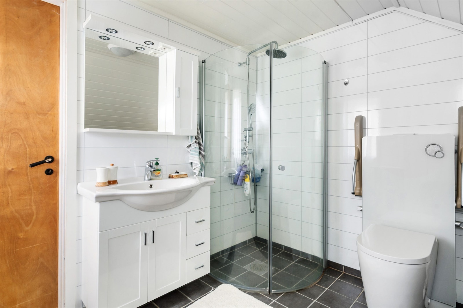 Bad i loftsetasje, oppgradert i 2017 Galleribilde