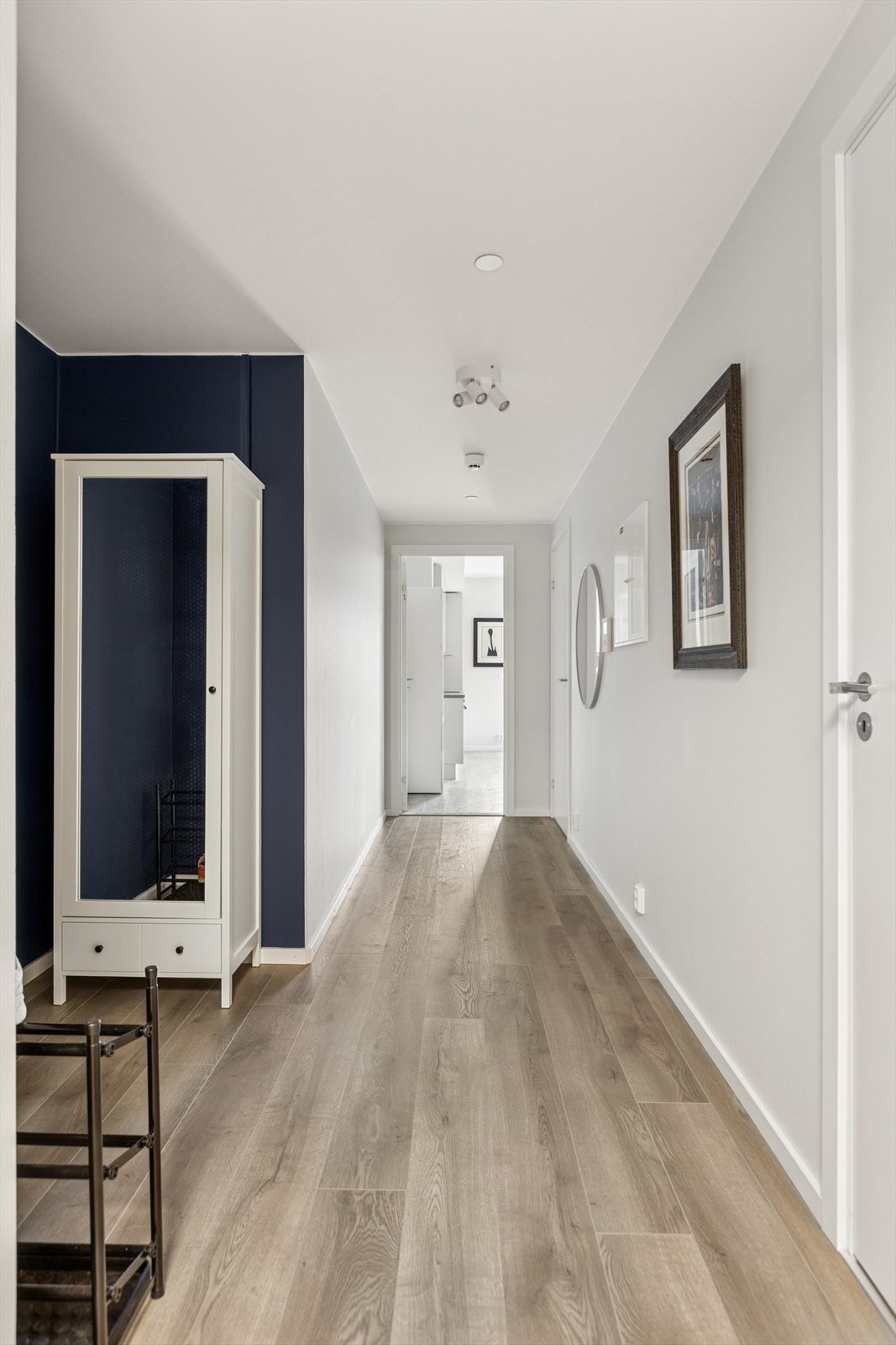 Lys og luftig gang med god belysning. Galleribilde