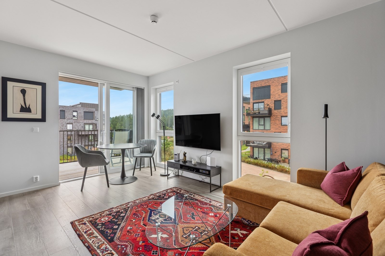 Lys og gjennomgående 2-roms selveierleilighet med attraktiv beliggenhet. Leiligheten er fra 2023 og holder en gjennomgående god standard med store vindusflater og romslig balkong. Galleribilde