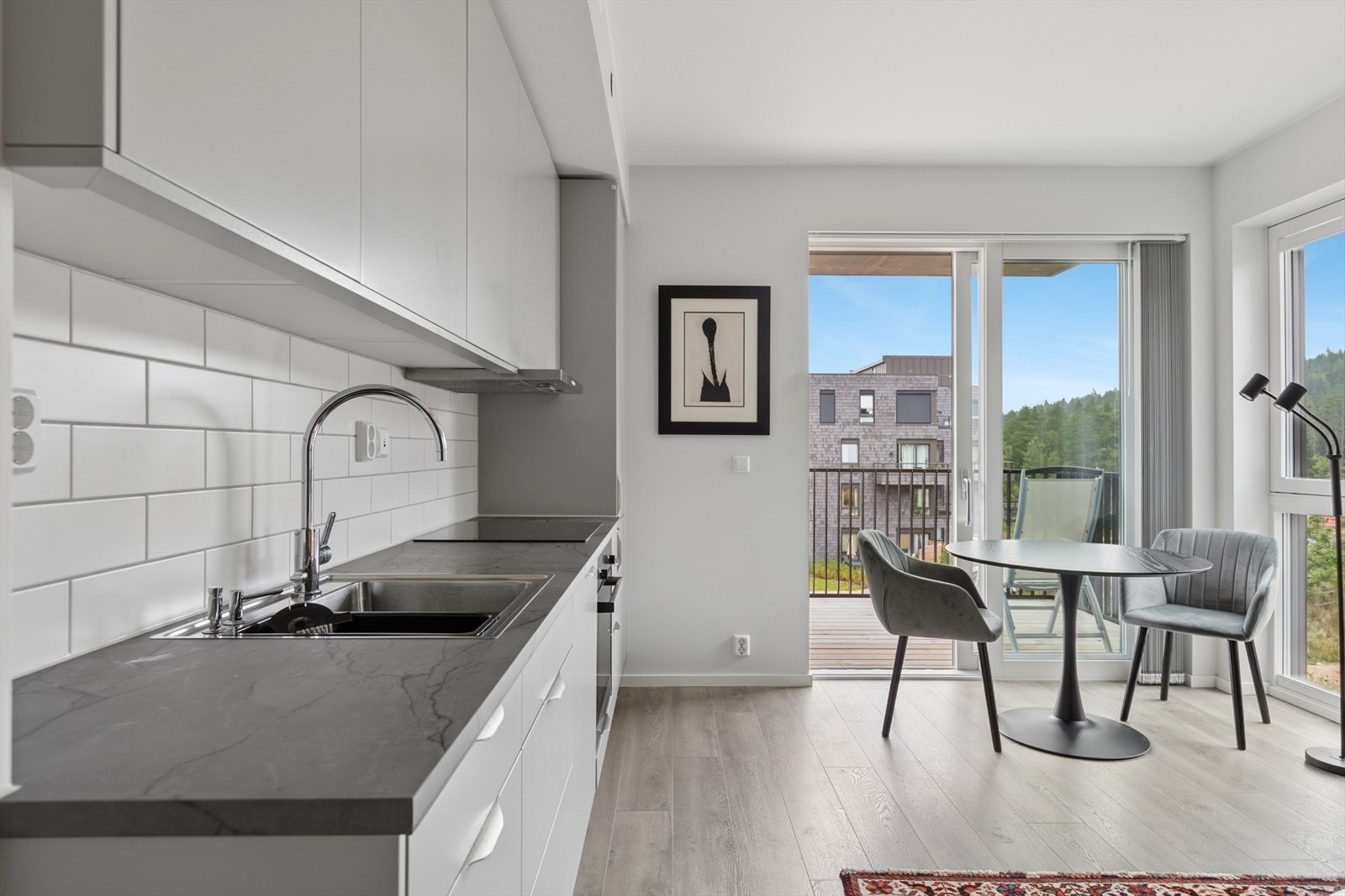 Moderne og stilrent kjøkken med rikelig skap- og benkplass. Galleribilde