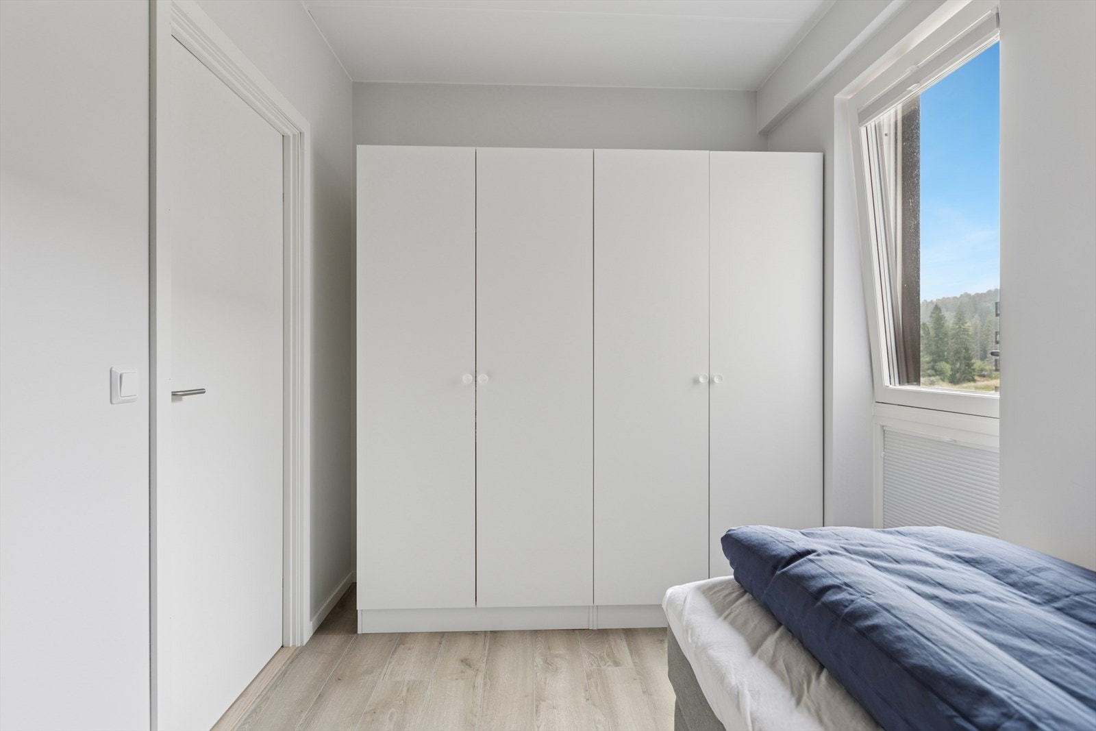 Rommet har god plass til dobbeltseng, garderobeskap og tilhørende møblement. Galleribilde